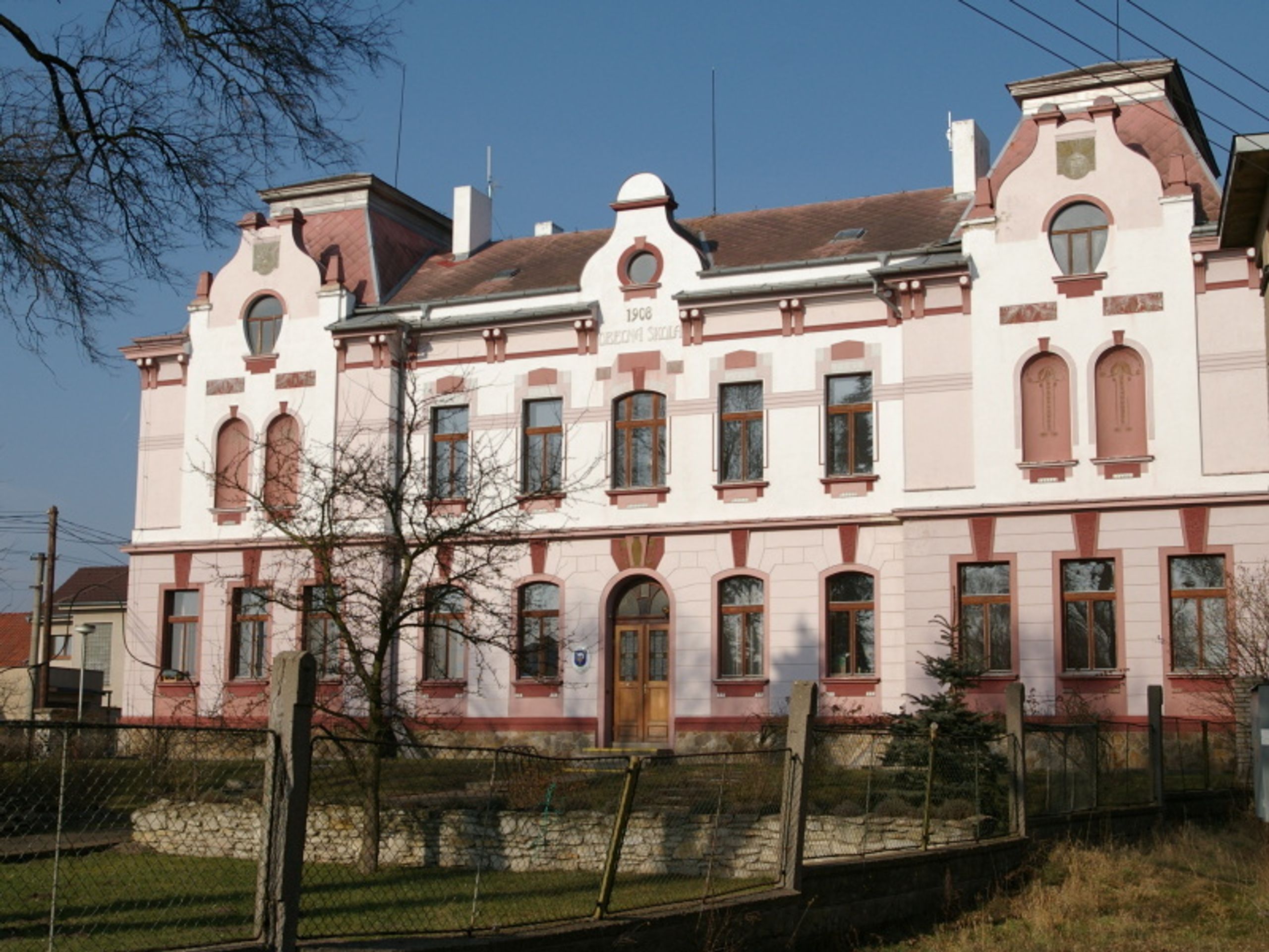 Ostrá, škola - GALERIE Labe (1/6)