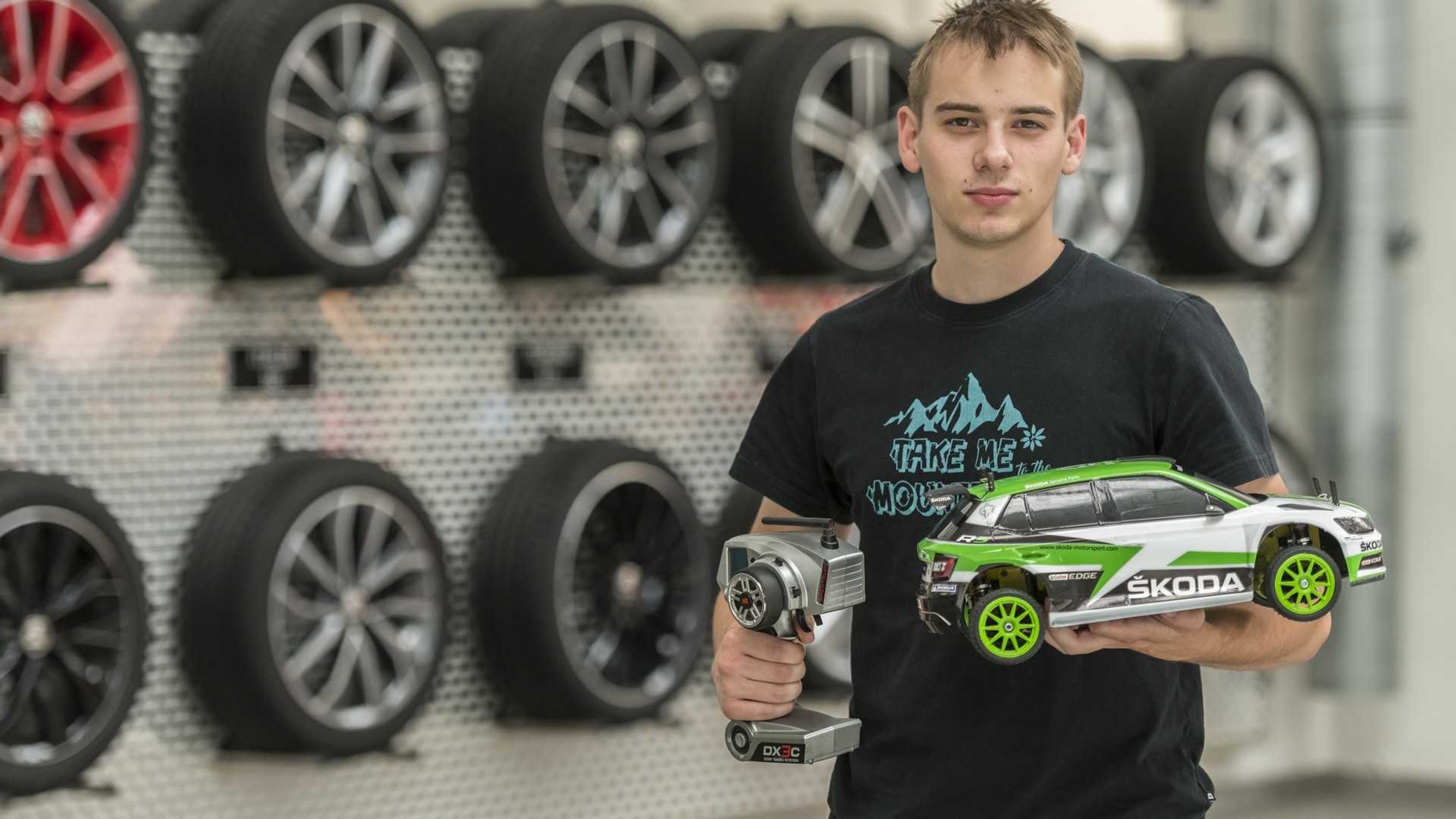 Jakub Charvát a Škoda Fabia R5 - Fotogalerie: Závodní Fabie R5 se prohání továrnou Škody (13/16)
