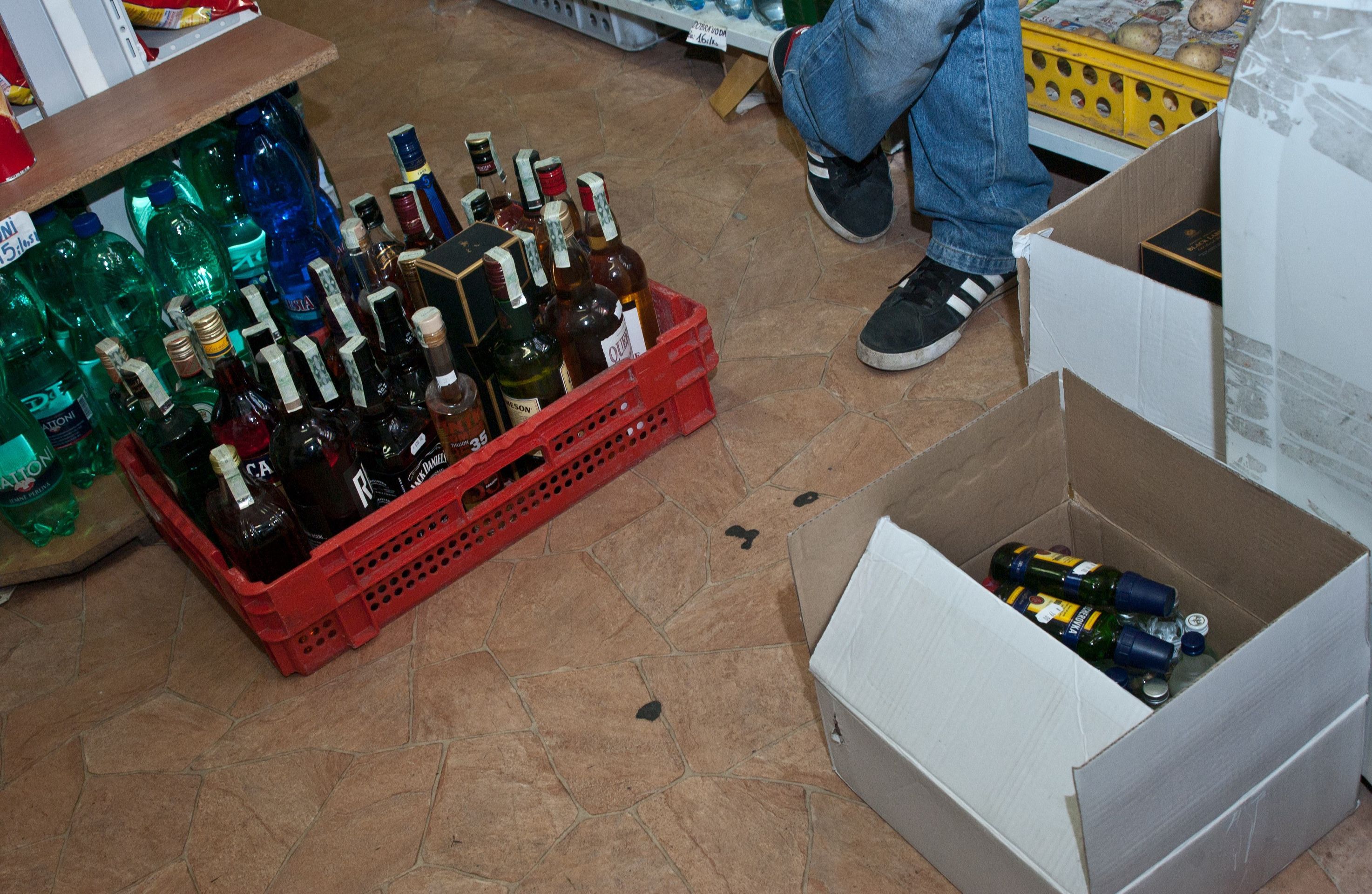 Prodejny stahují alkohol z pultů - 15 - Obchody stahují alkohol z regálů (2/15)