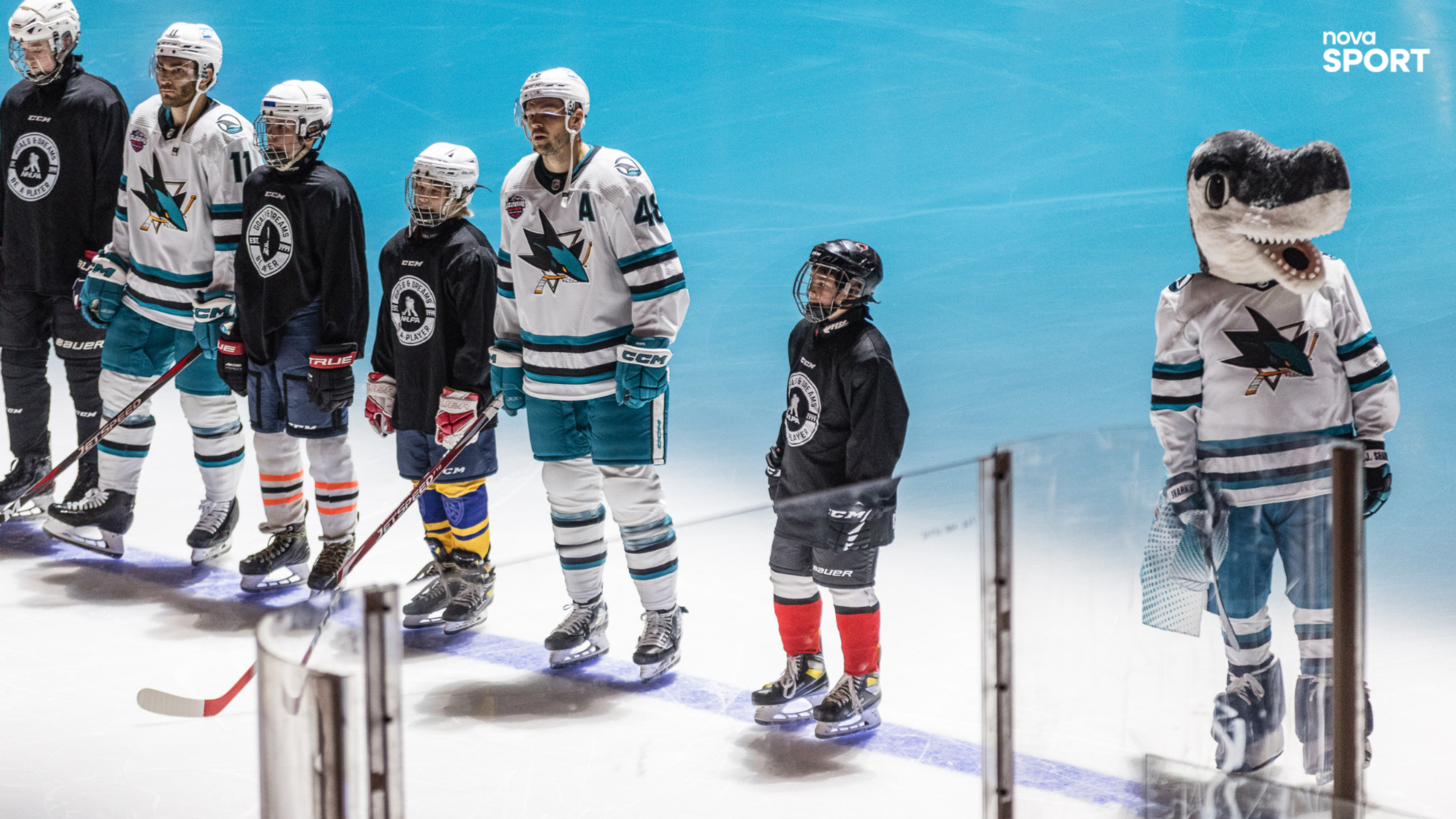Tomáš Hertl a maskot San Jose Sharkie - NHL v Praze (7/10)