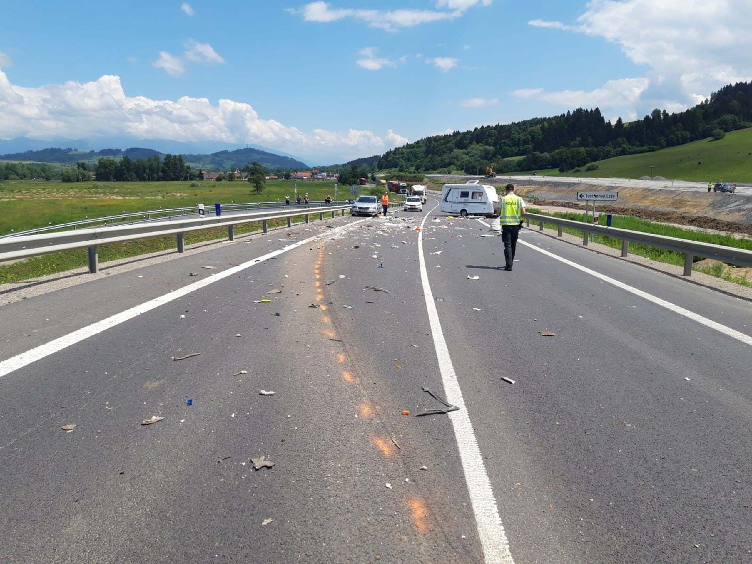 Nehoda karavanu a dodávky na Slovensku - 4 - GALERIE: Nehoda karavanu a dodávky na Slovensku (4/5)