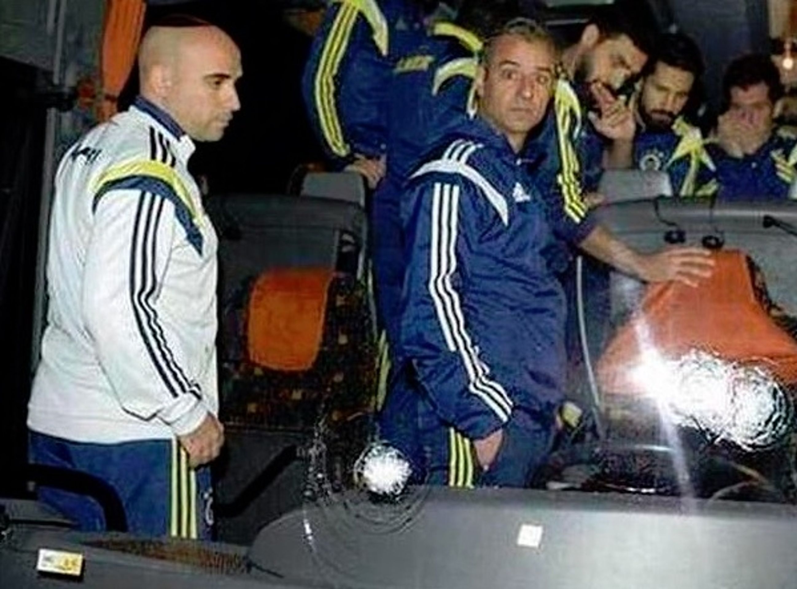 Útok na autobus 5 - Fotogalerie: Autobus Fenerbahce znovu napadli výtržníci (5/6)