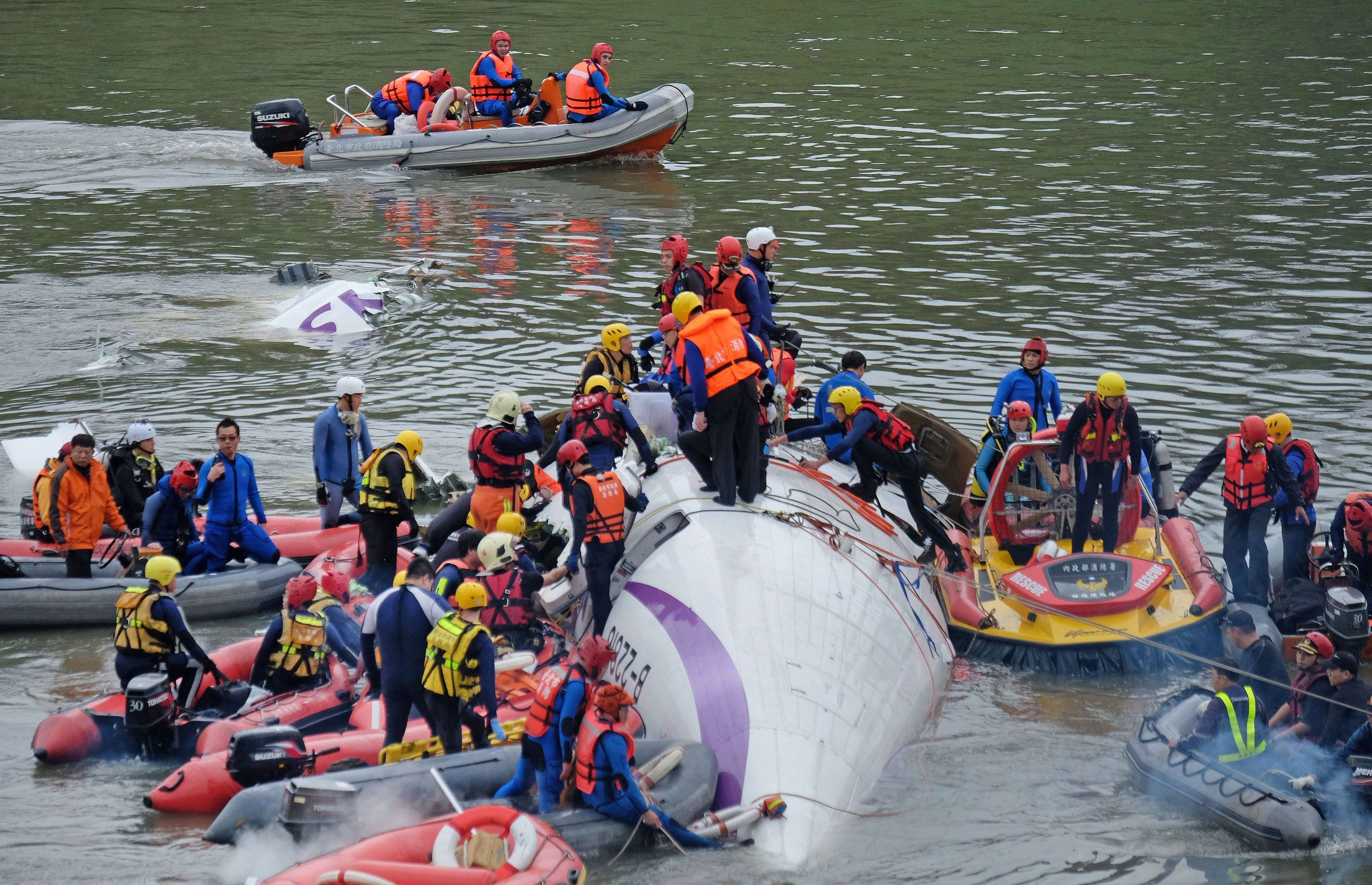 Záchrana pasažérů zříceného letadla na Taiwanu - 2 - FOTOGALERIE: Pád letadla společnosti TransAsia na Taiwanu (6/7)