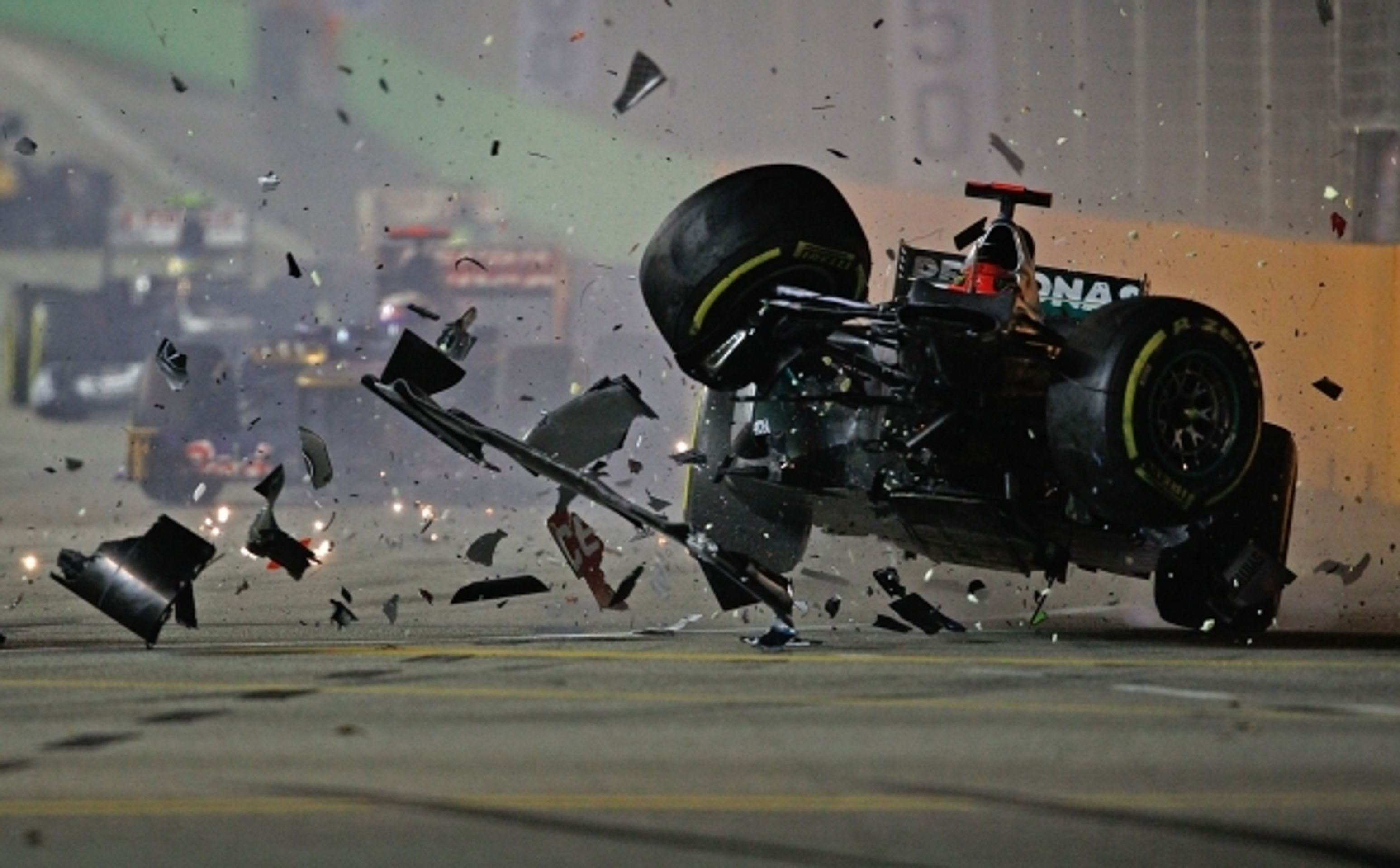 F1 v Singapuru: Jean-Eric Vergne a Michael Schumacher - 1 - GALERIE: Havárie na F1 v Singapuru: Vergne a Schumacher (4/8)