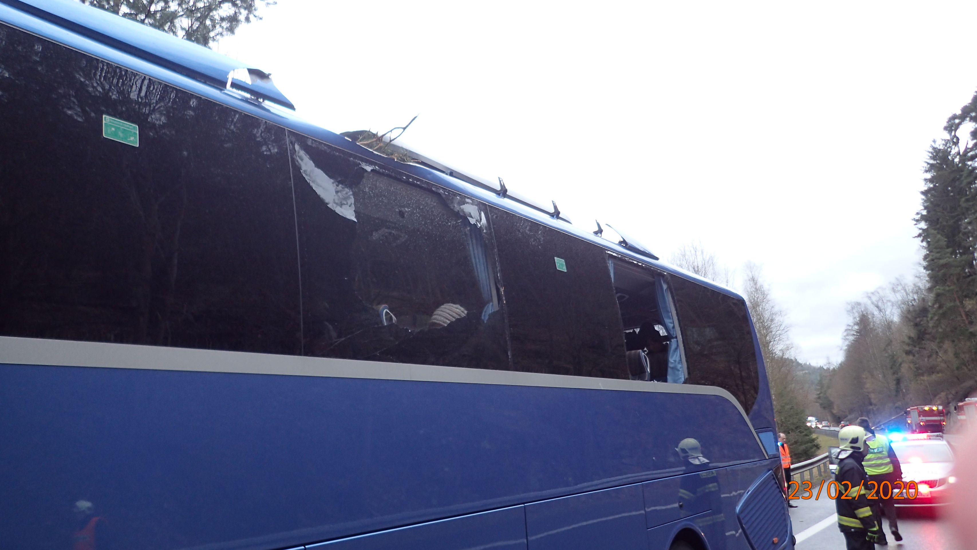 Kvůli větru spadl na autobus plný lidí strom - 1 - GALERIE: V Česku udeřil silný vítr (11/26)
