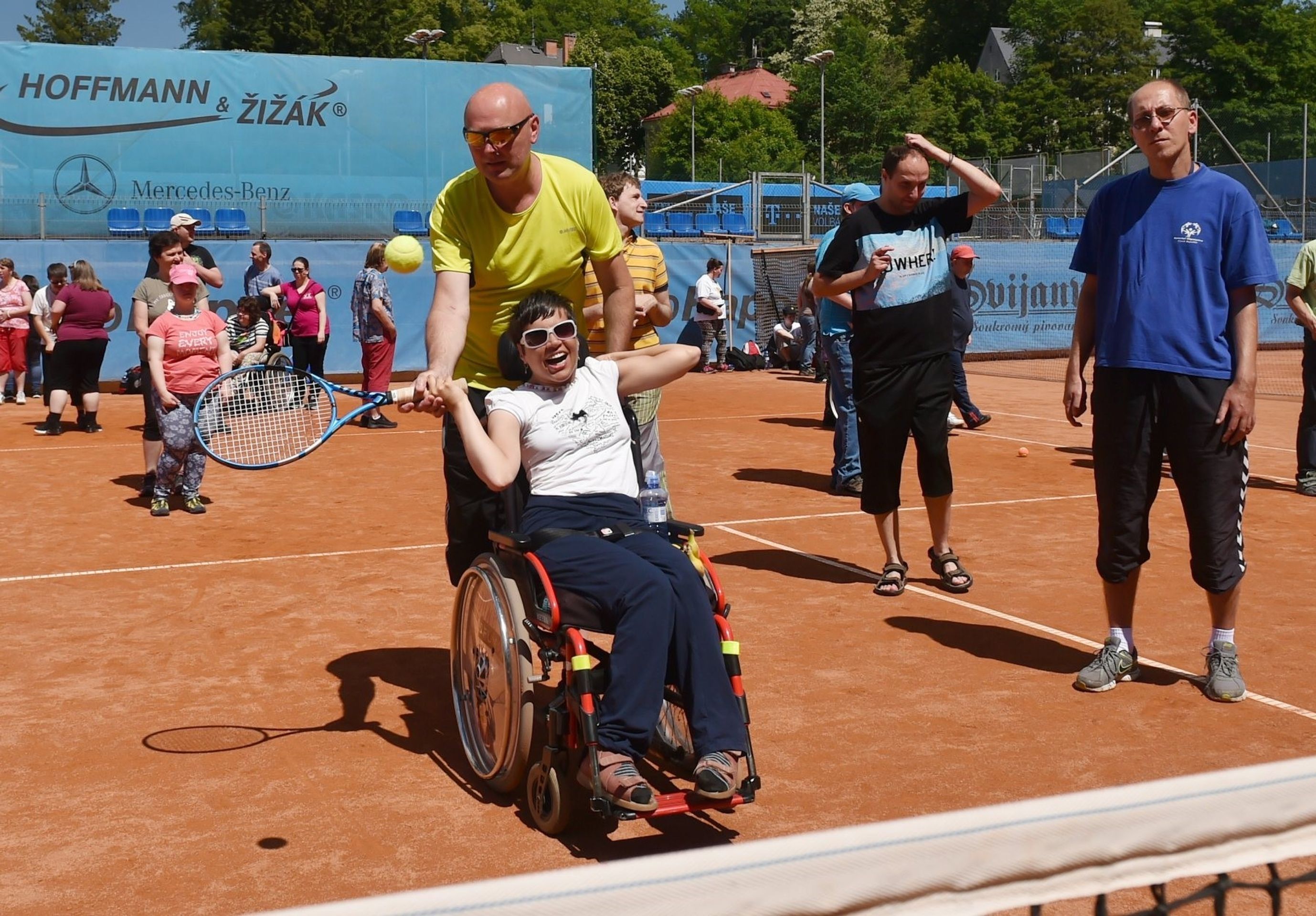 David Lafata, Klára Koukalová a Petr Suchoň zavítali za handicapovanými dětmi - 6 - Lafata, Koukalová a Suchoň zavítali za handicapovanými dětmi (6/10)