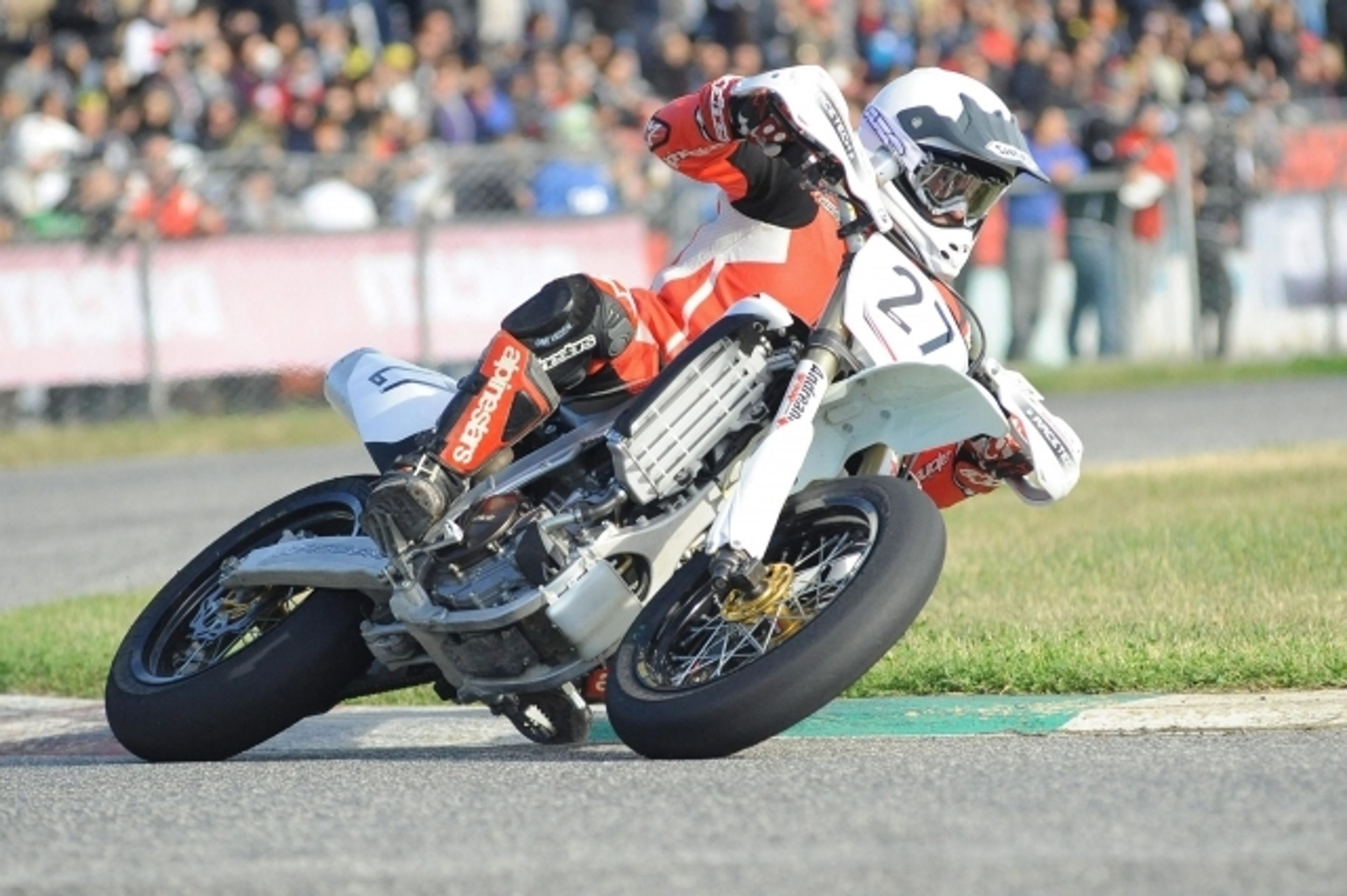 Motocyklový závodník Doriano Romboni zahynul při vzpomínce na Marka Simoncelliho - 1 - GALERIE: Motocyklový závodník Doriano Romboni zahynul při uctění památky Marka Simoncelliho (3/3)