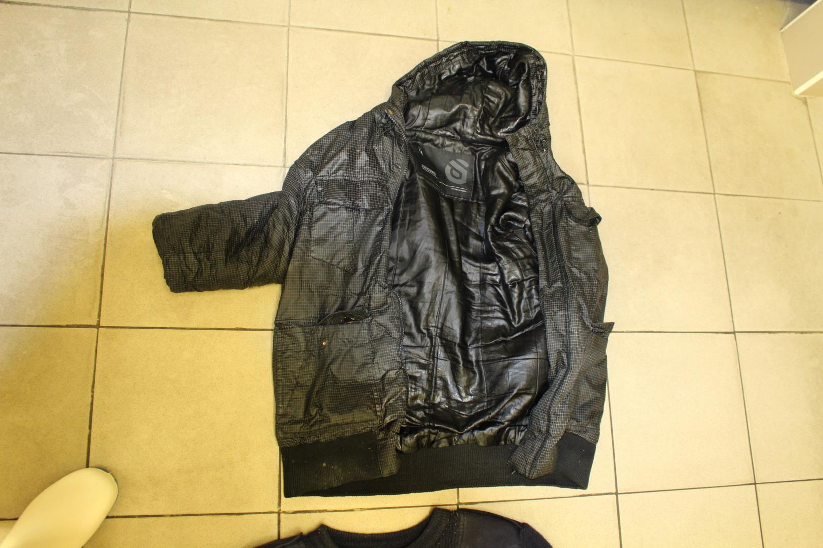 Oblečení mrtvého muže (7) - Pomozte policii identifikovat muže (5/9)