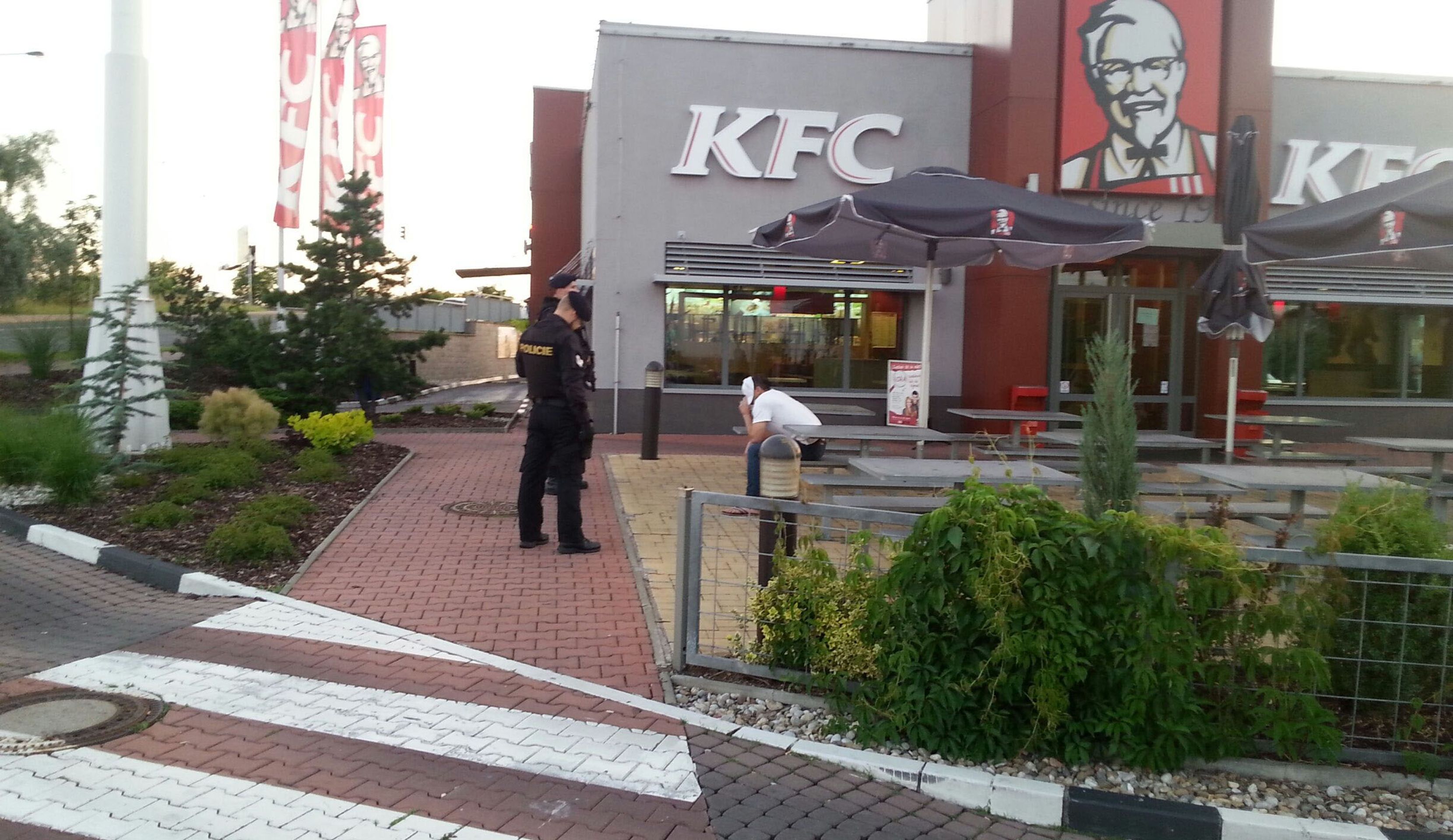 Jednoho z podezřelých dopadli policisté u nedalekého KFC - GALERIE: Střelba na Zličíně (6/7)
