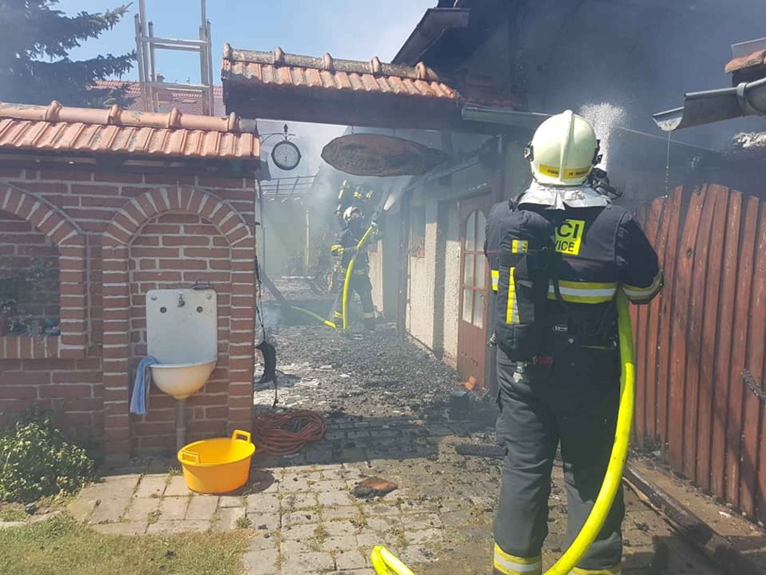 Rodinný dům se ocitl v plamenech, škoda je přes milion - 1 - GALERIE: Obří požár na Prostějovsku (2/8)
