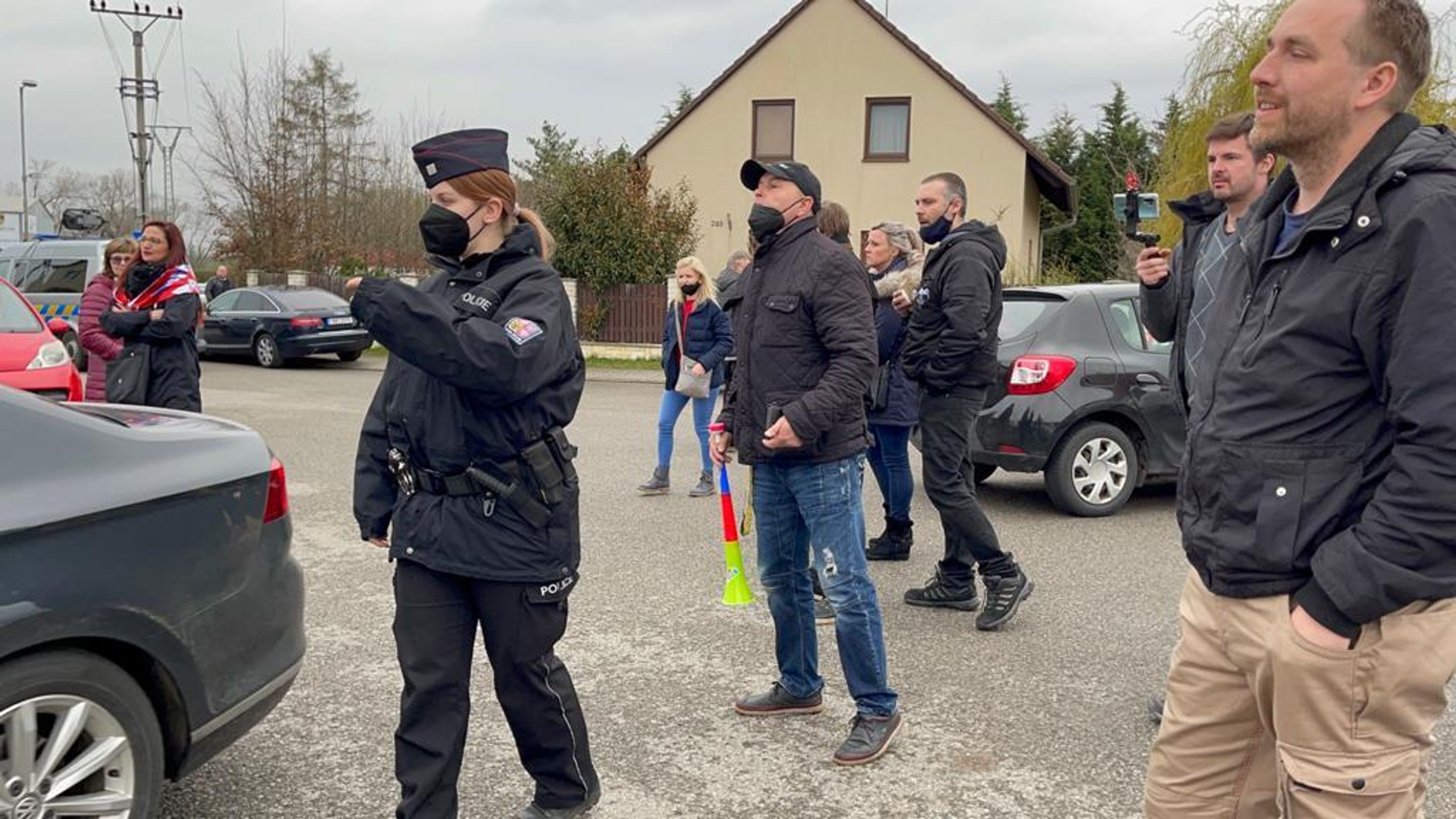 Konflikt s demonstranty před domem vicepremiéra Jana Hamáčka - 7 - GALERIE: Policie zasáhla u domu Jana Hamáčka (4/5)