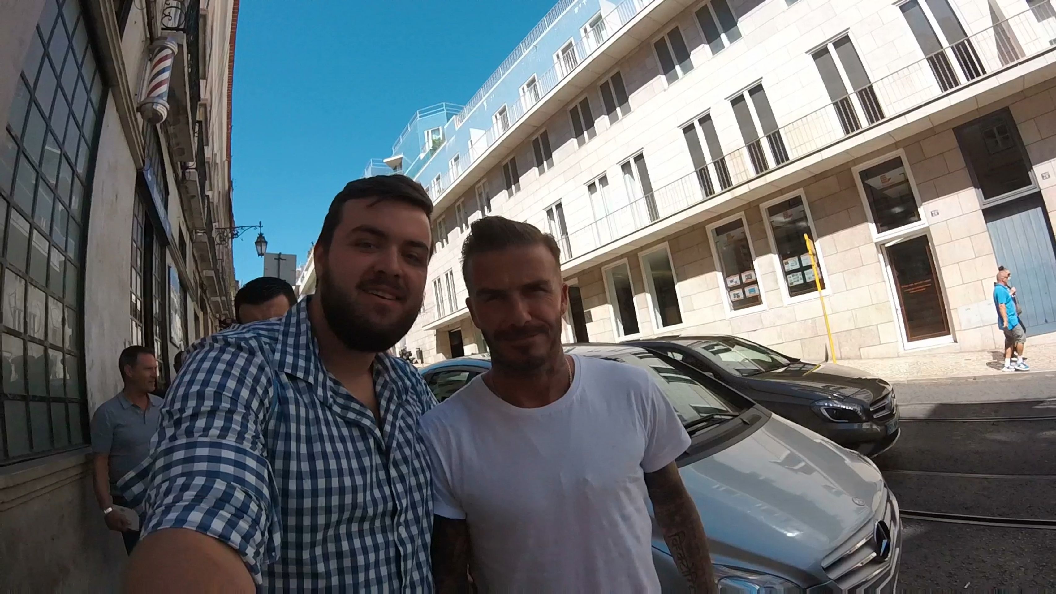 David Beckham a Michal Jinoch ve Figaro´s - 11 - Michal Jinoch a David Beckham ve Figaro´s barbershopu (7/12)
