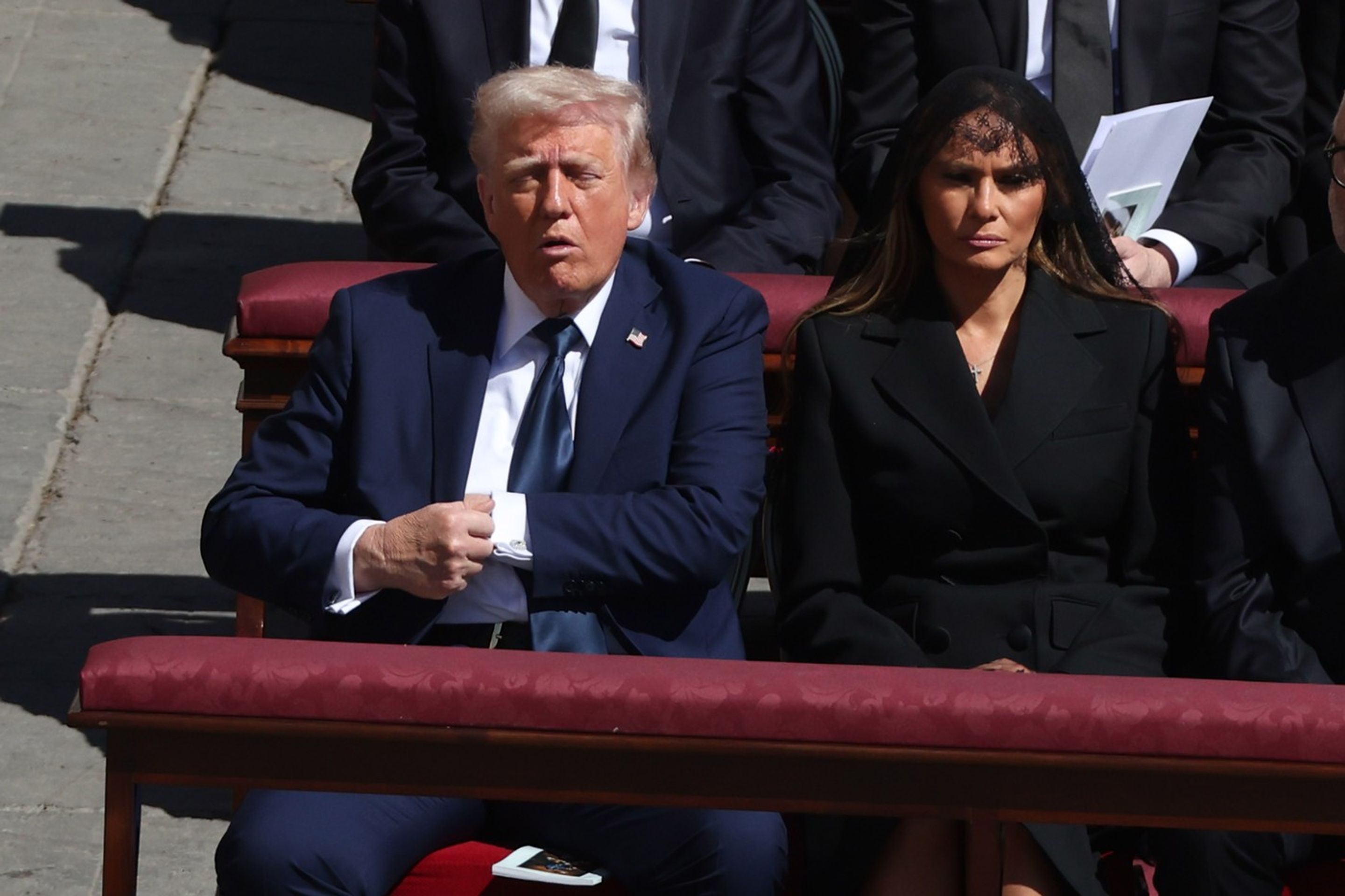 Donald a Melania Trumpovi - Trumpovi na pohřbu papeže Františka (2/3)