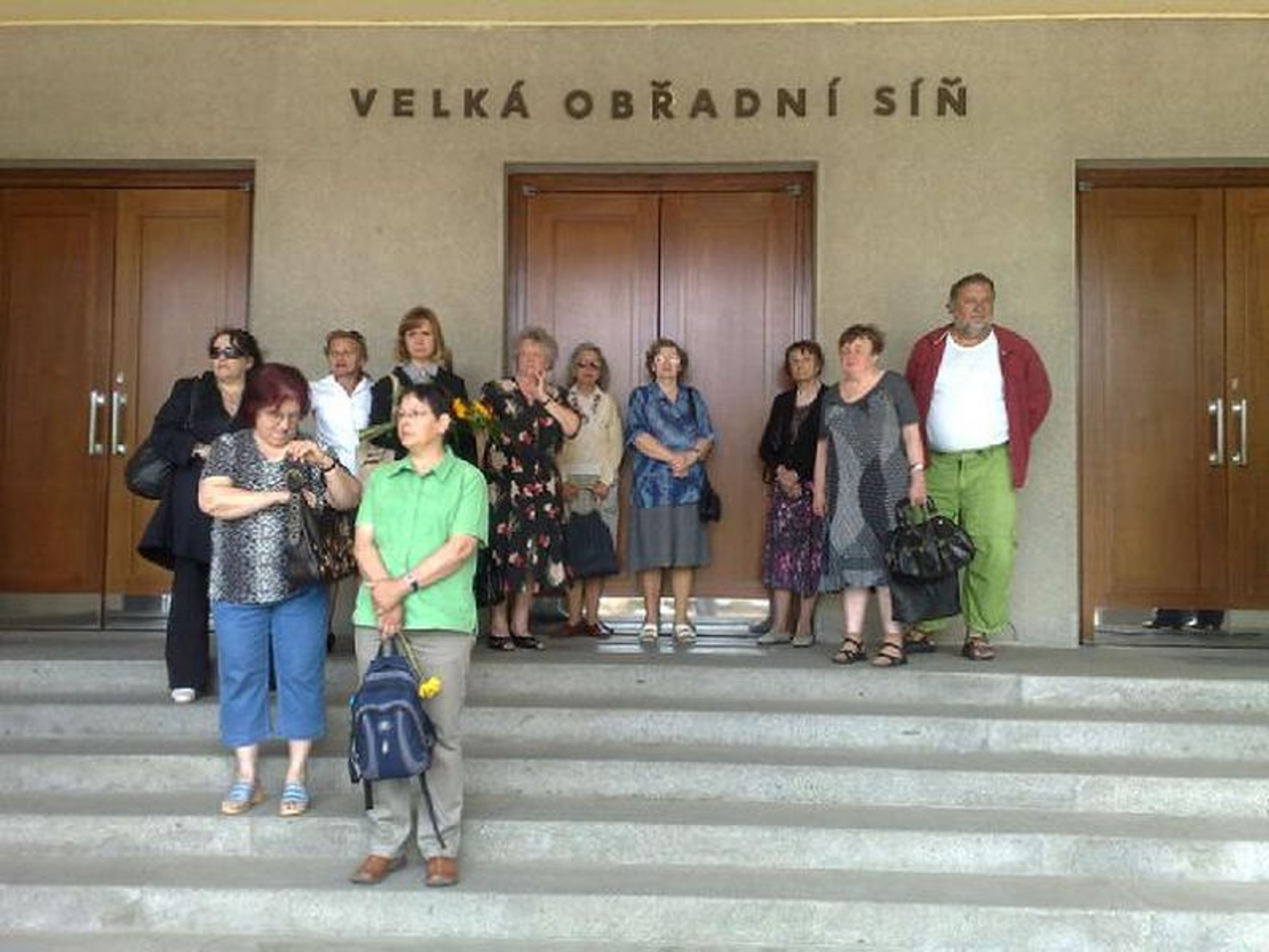 Lidé čekají na pohřeb Vladimíra Dlouhého - GALERIE: Rozloučení s Vladimírem Dlouhým (26/30)