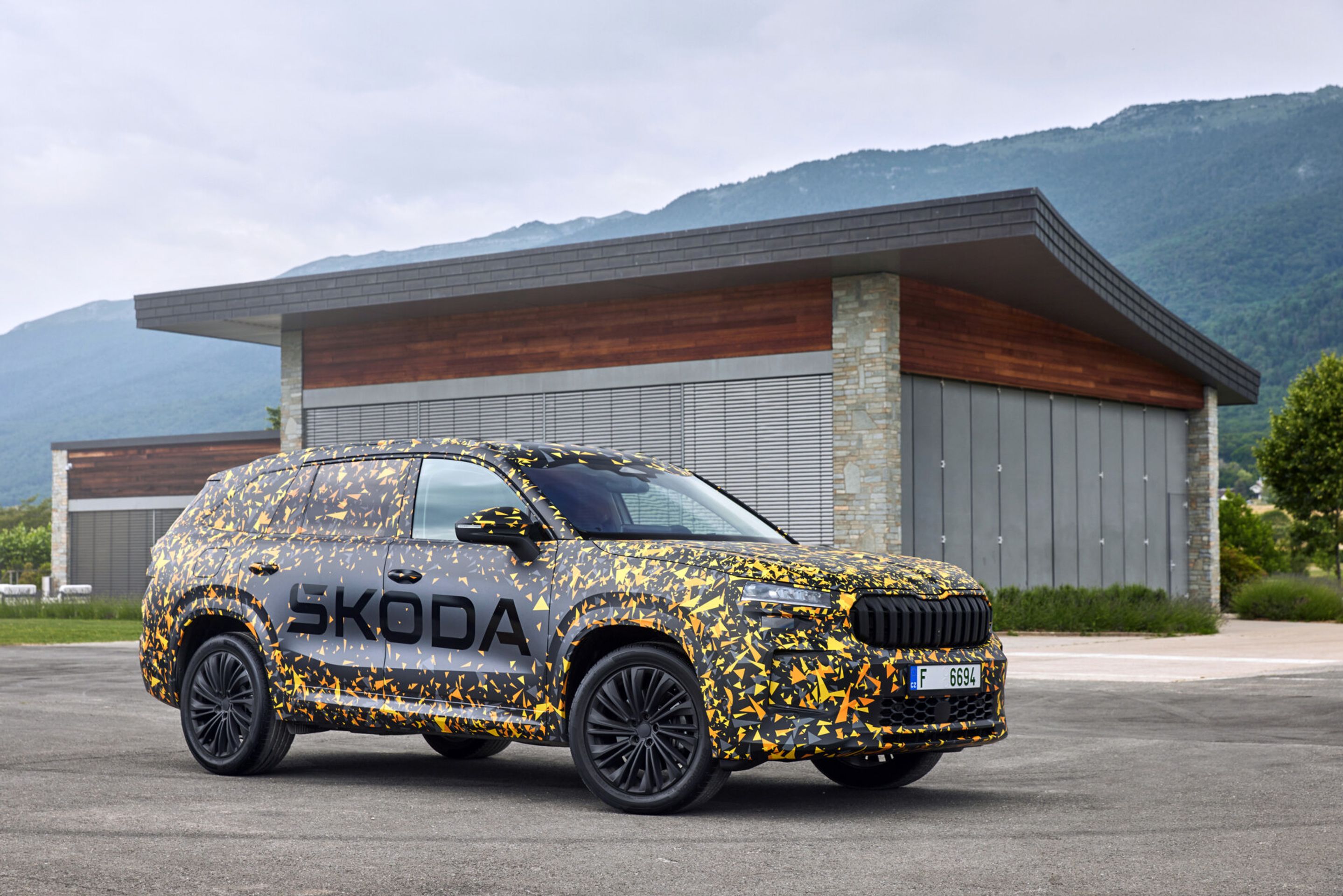 Druhá generace Škody Kodiaq pod maskováním - Druhá generace Škody Kodiaq na skicách a pod maskováním (5/17)