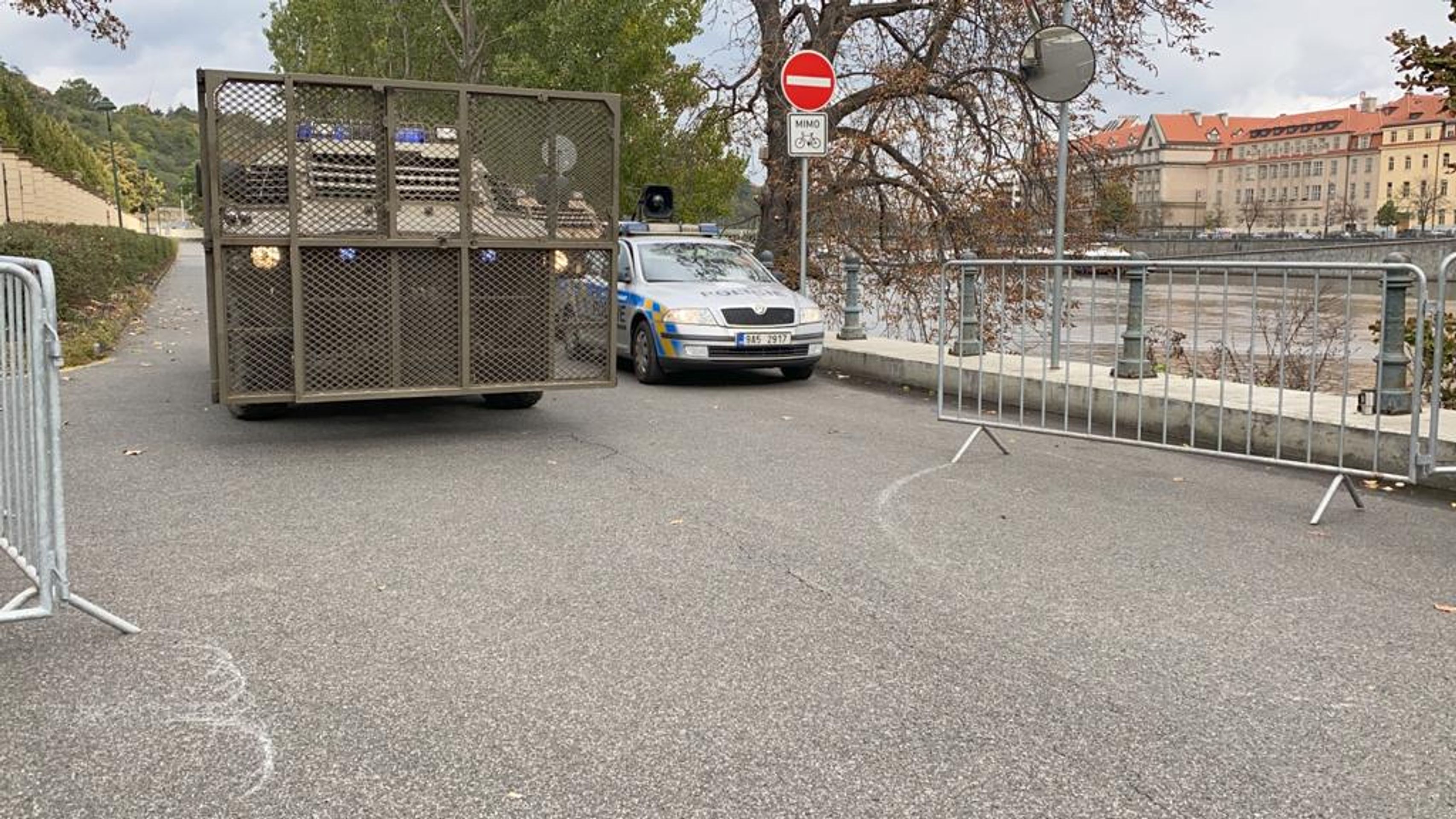 Bezpečnostní opatření policistů na Staroměstském náměstí v Praze kvůli protestu fotbalových chuligánů - GALERIE: Demonstrace fotbalových chuligánů v Praze proti opatřením (16/17)