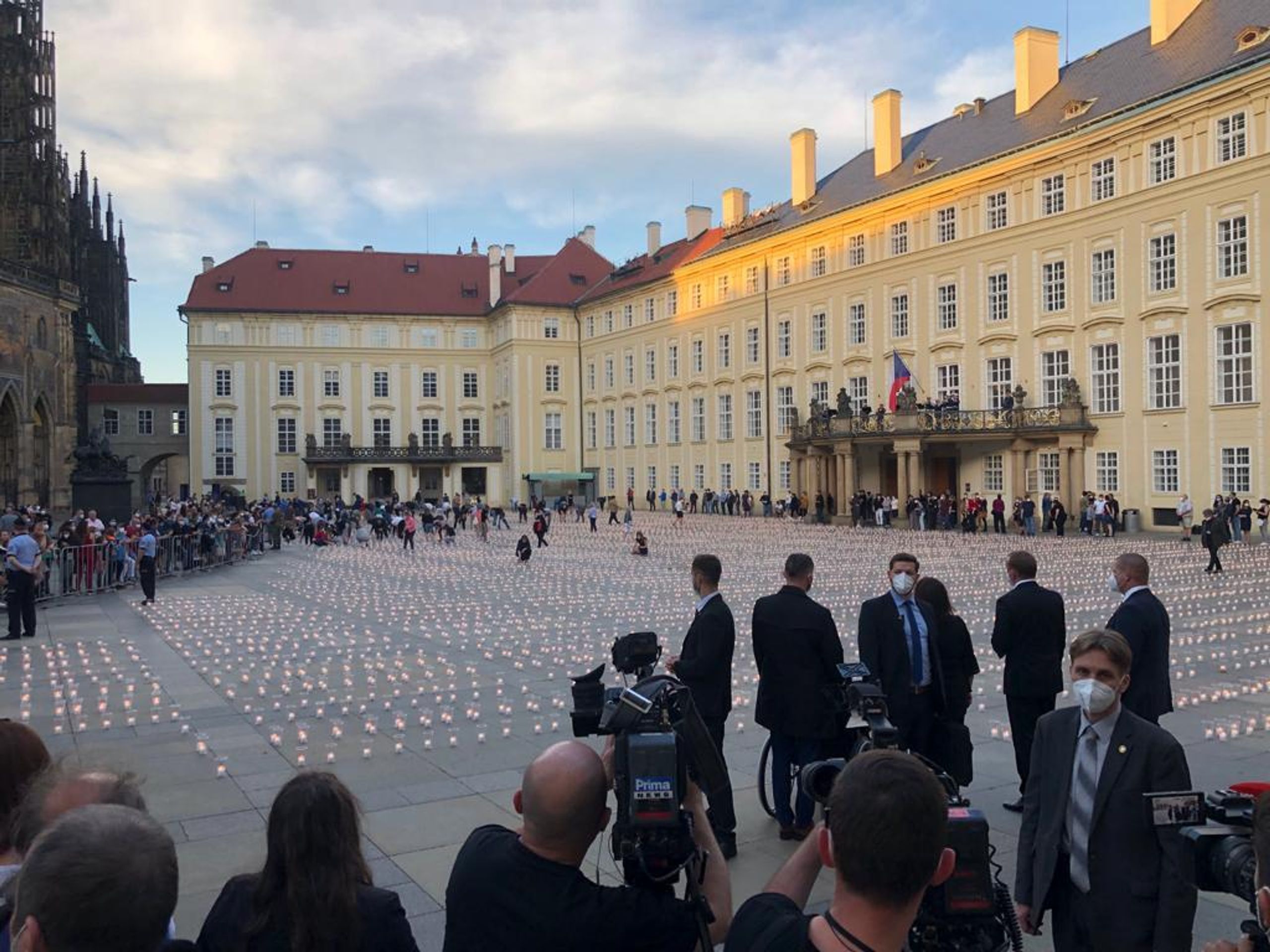 Pietní akce na Pražském hradě - 7 - GALERIE: Pietní akt za oběti koronaviru na Pražském hradě (3/9)