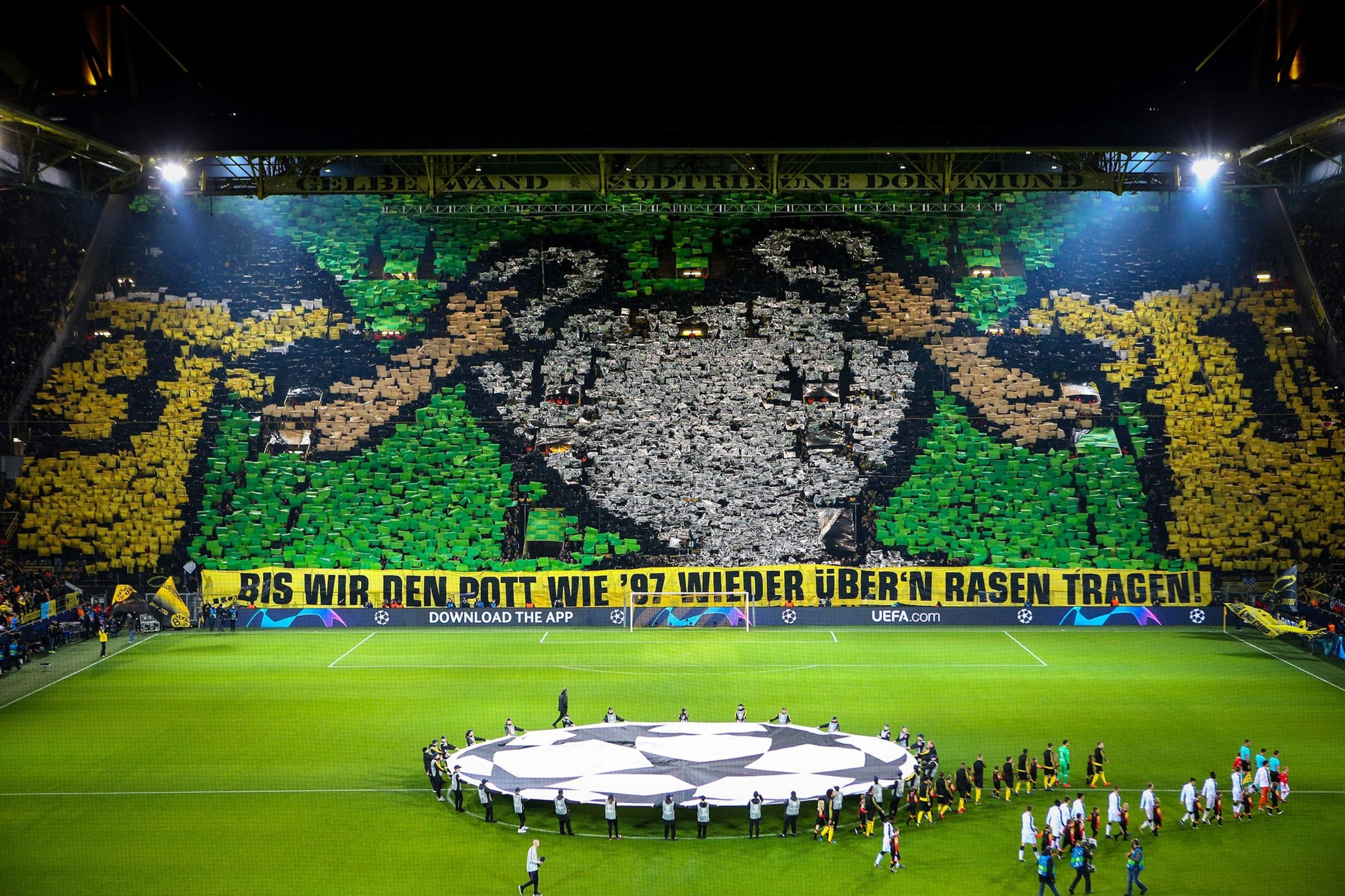 Choreo fanoušků Borussie Dortmund na slavném Signal Iduna Parku - Nejkrásnější chorea fanoušků Borussie Dortmund (5/7)