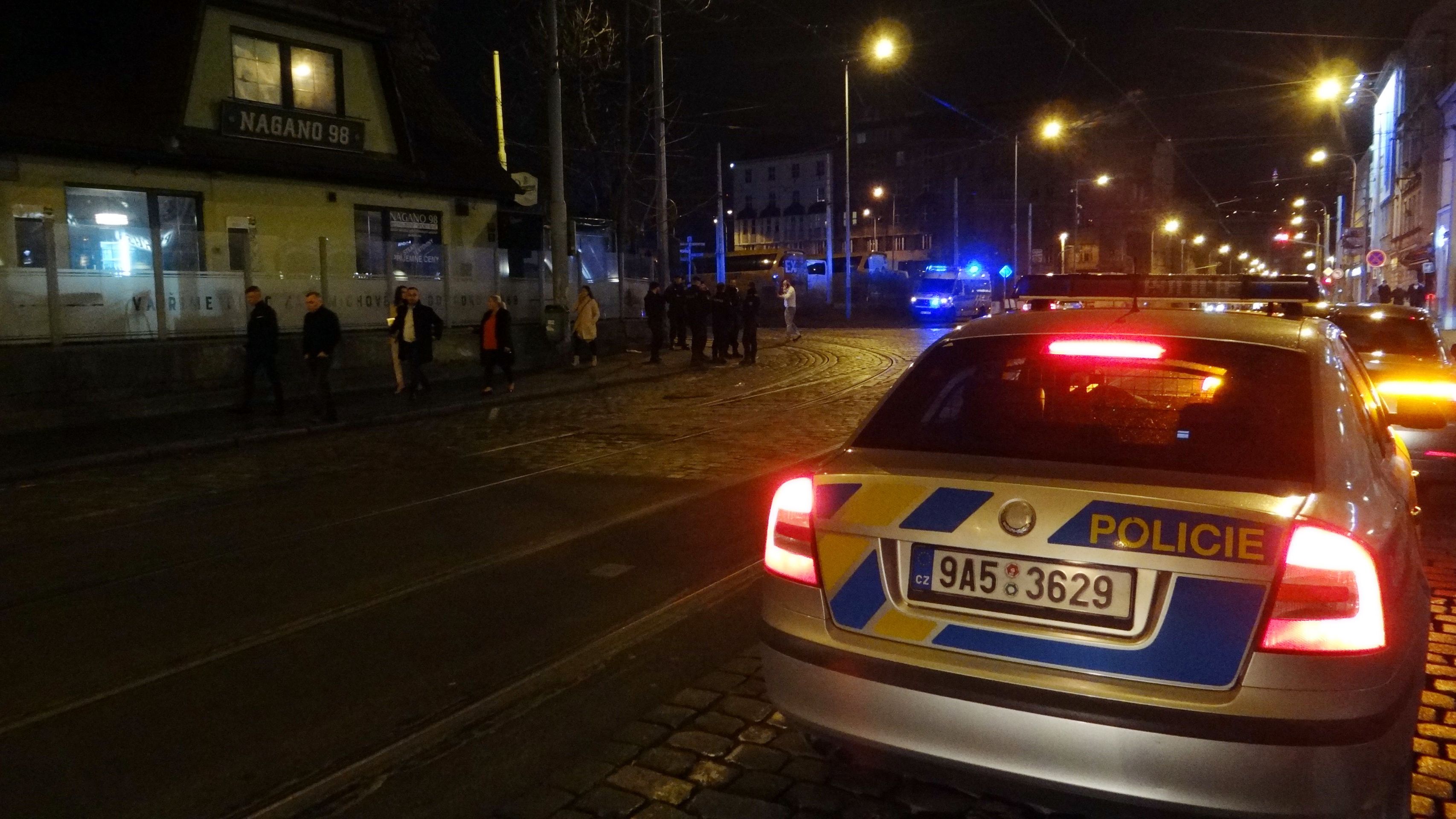 Konflikt přijelo urovnat velké množství policejních hlídek - GALERIE: Rvačka v Praze na Smíchově (1/4)