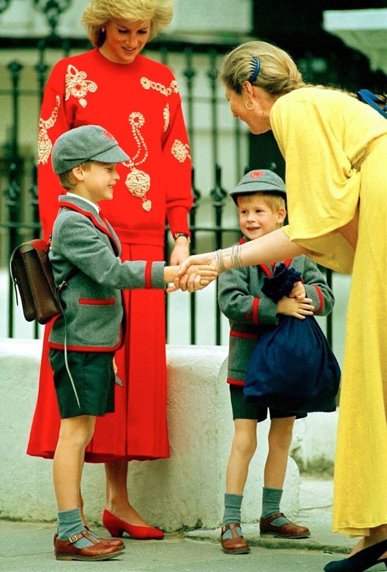 Princezna Diana vede prince Harryho a Williama do školy - Královská etiketa - oblékání (9/22)
