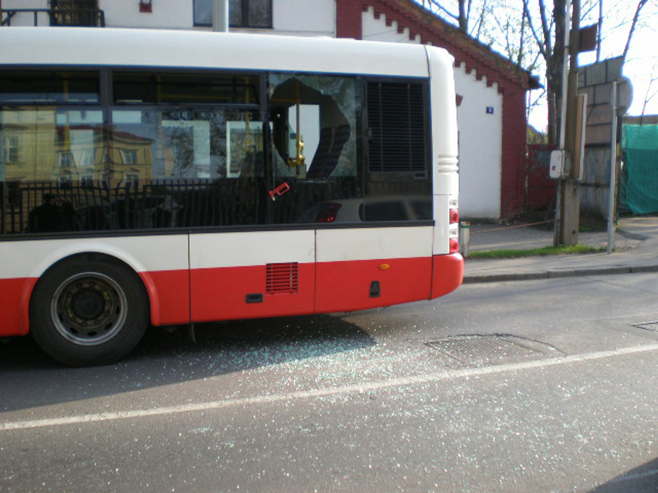 Muž vykopl v koloně okno autobusu a vyskočil - 2 - GALERIE: Muž vykopl v koloně okno autobusu a vyskočil (1/5)