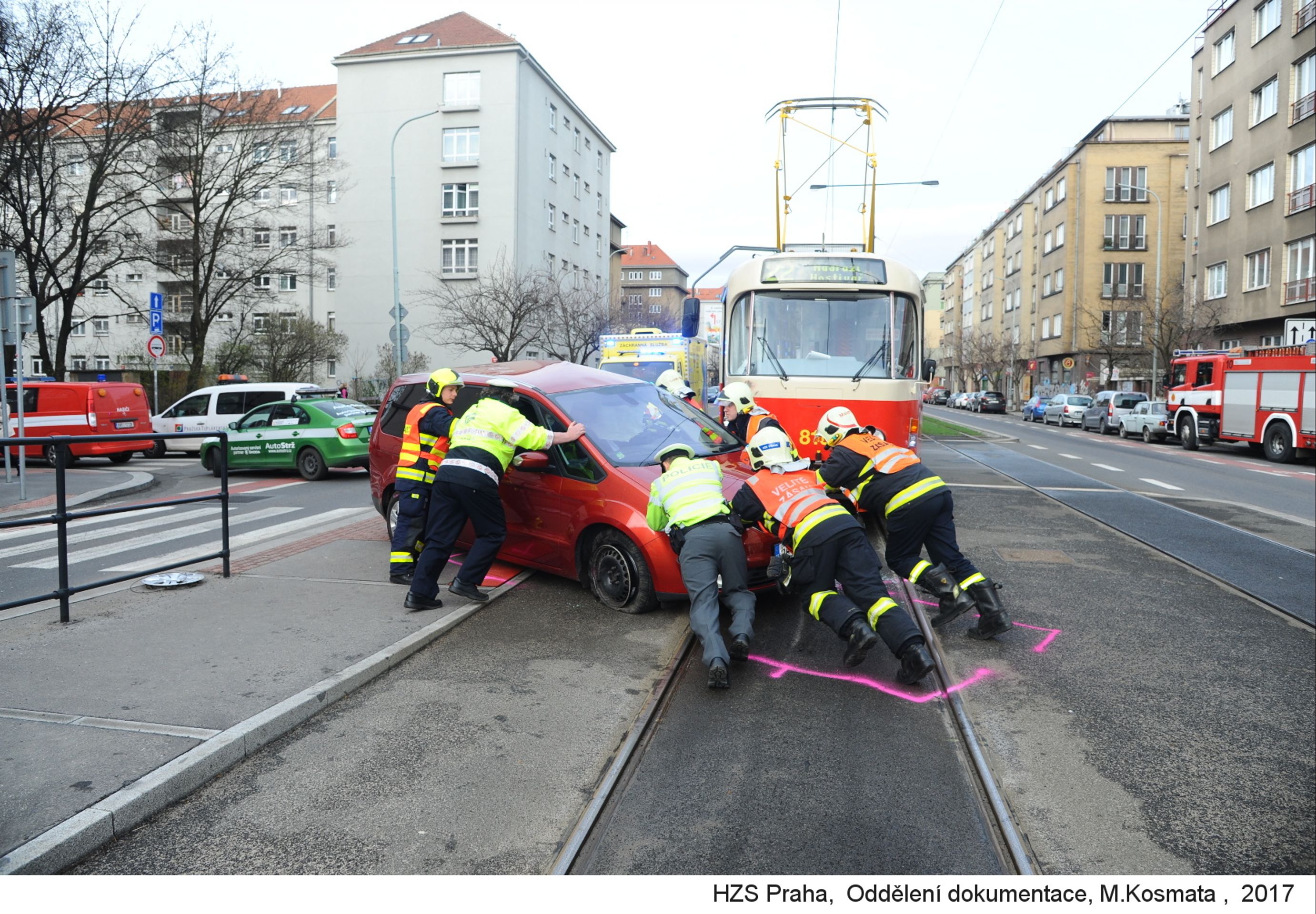 Nehoda osobního auta s tramvají - 6 - GALERIE: Nehoda osobního auta s tramvají (6/8)