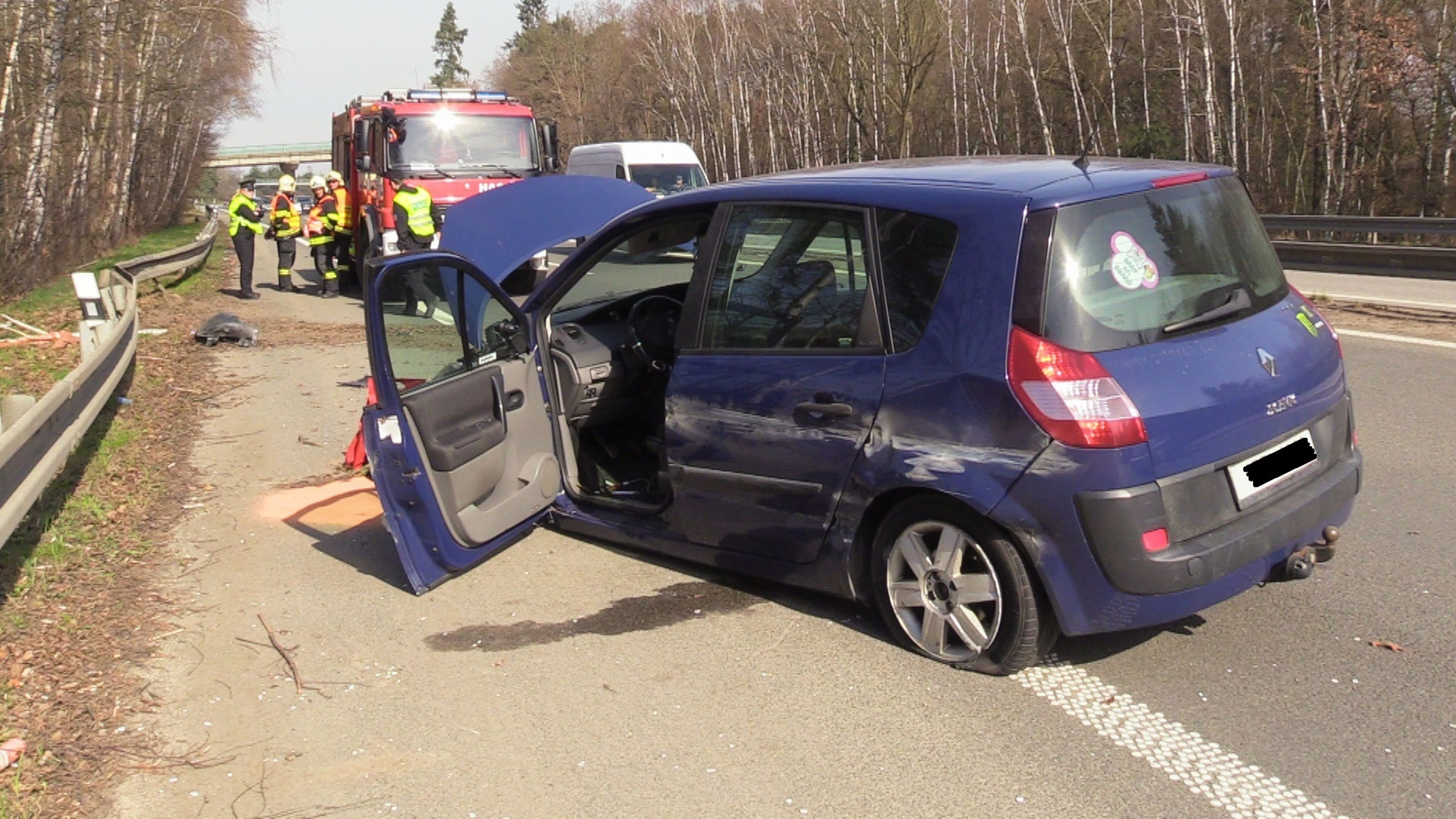 Řidič nechal auto uprostřed dálnice - 5 - GALERIE: Řidič nechal auto uprostřed dálnice a utekl (5/6)