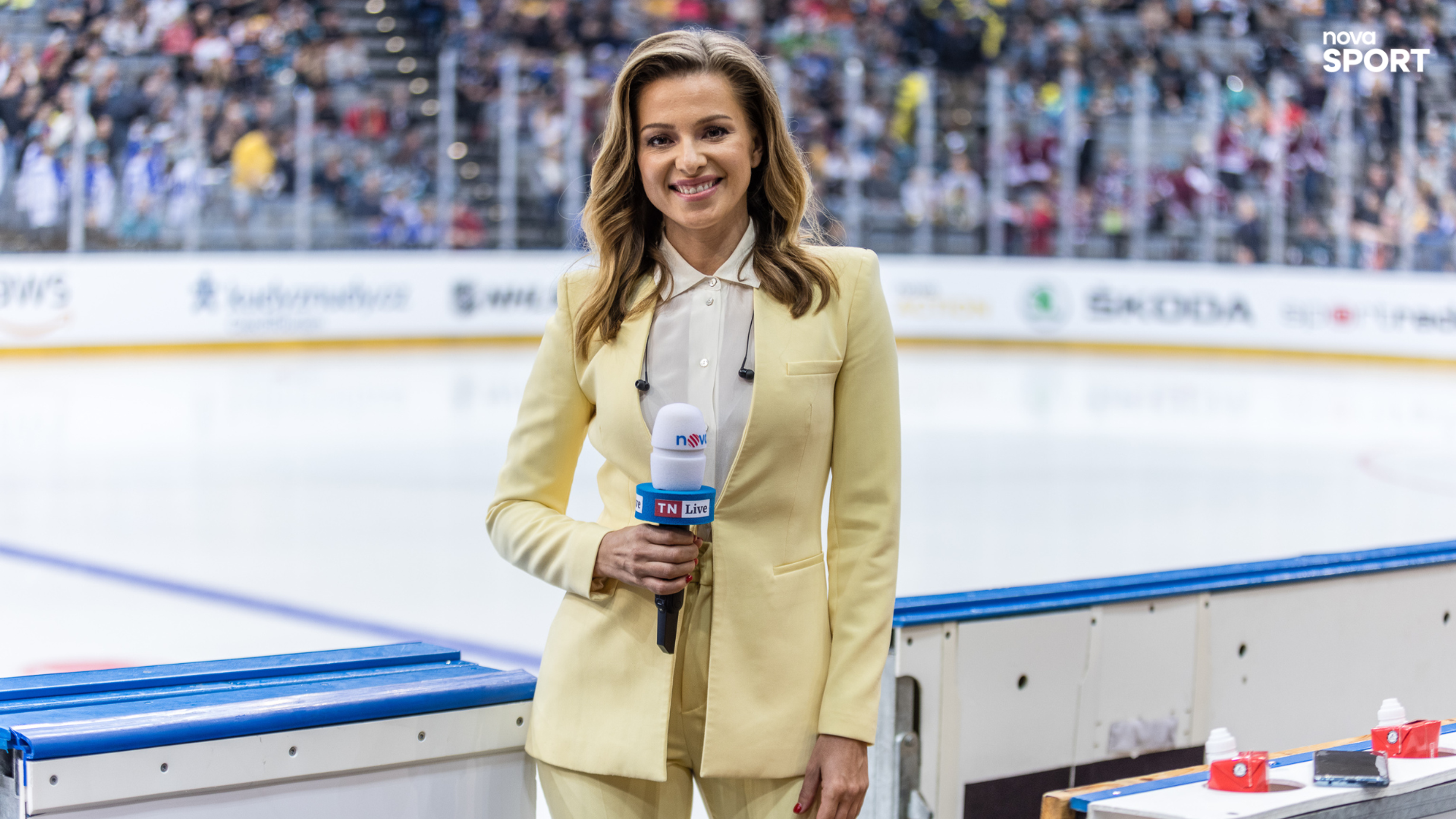Roli reportérky blízko ledové plochy se ujala Inna Puhajková - NHL v Praze (4/10)