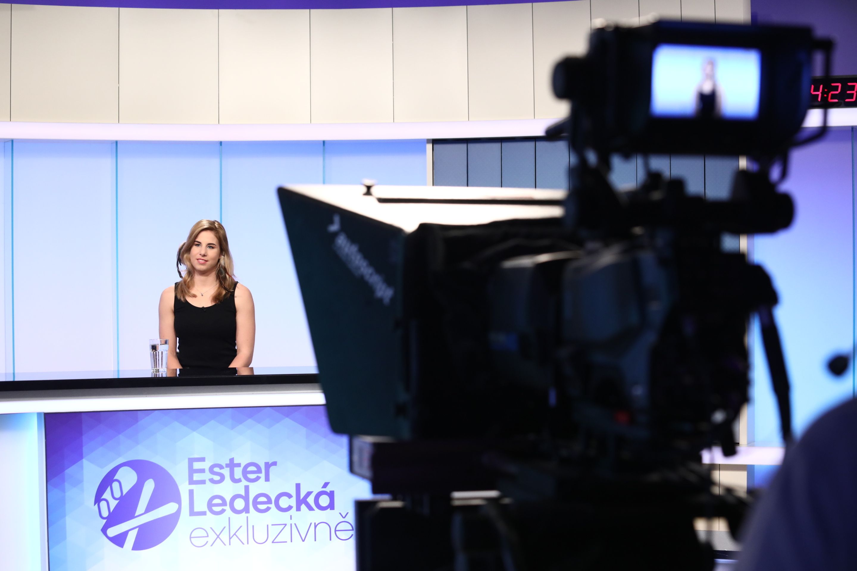 Ester Ledecká odpovídá na dotazy moderátora. - GALERIE: Zákulisí z natáčení rozhovoru s Ester Ledeckou (6/16)