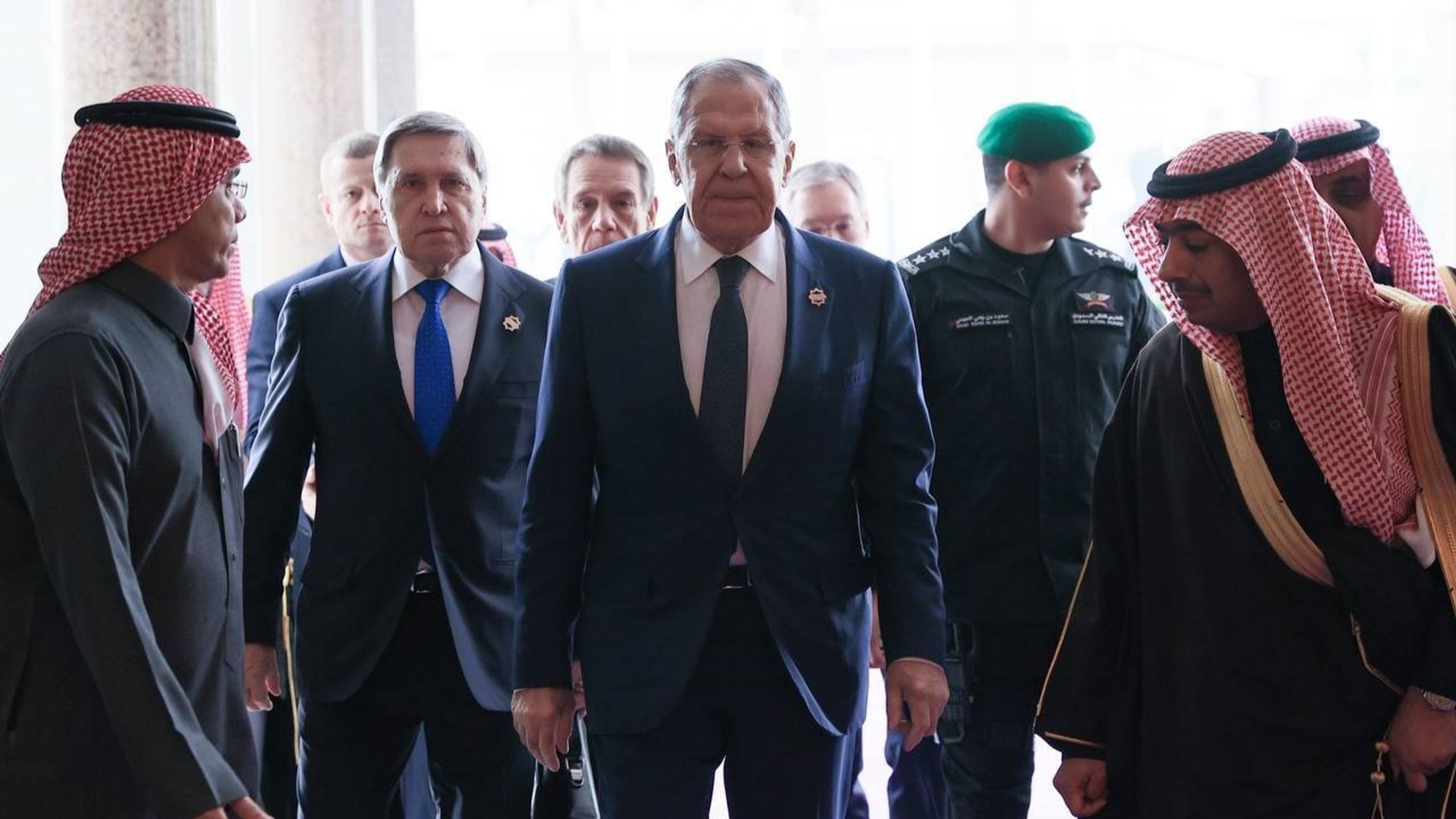 Příchod Sergeje Lavrova na jednání v Saudské Arábii, 18. 2. 2025 - Setkání delegací USA a Ruska v Saúdské Arábii (3/6)
