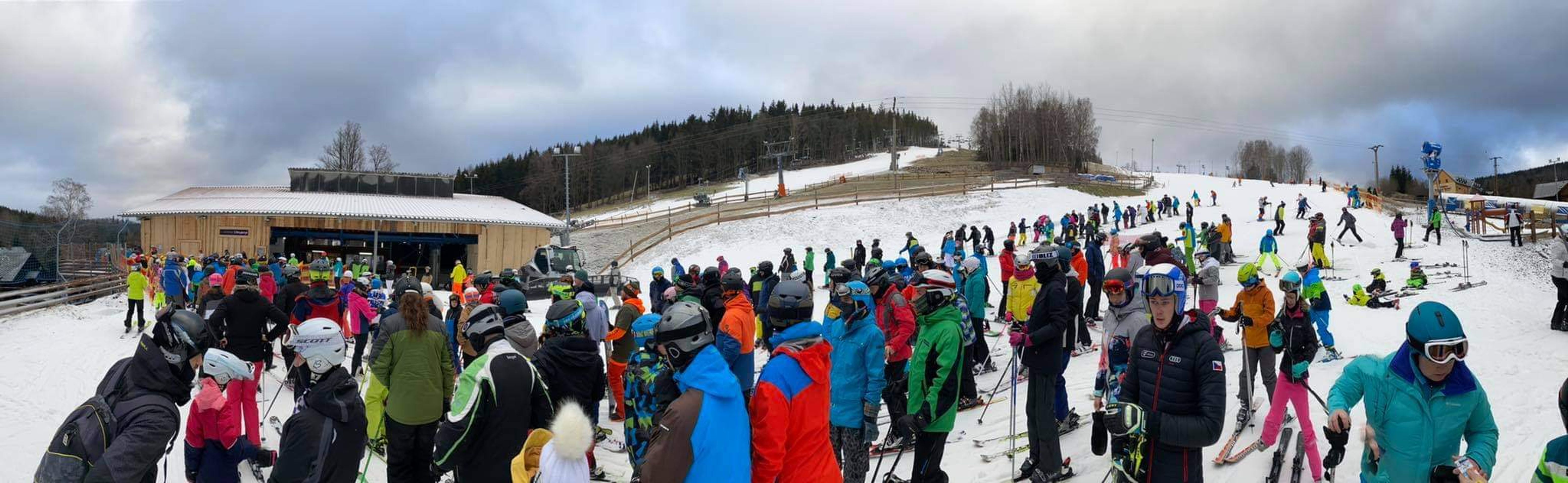 Skiareály - 3 - GALERIE: Lidé naposledy vyrazili na sjezdovky, od neděle zavírají (4/5)