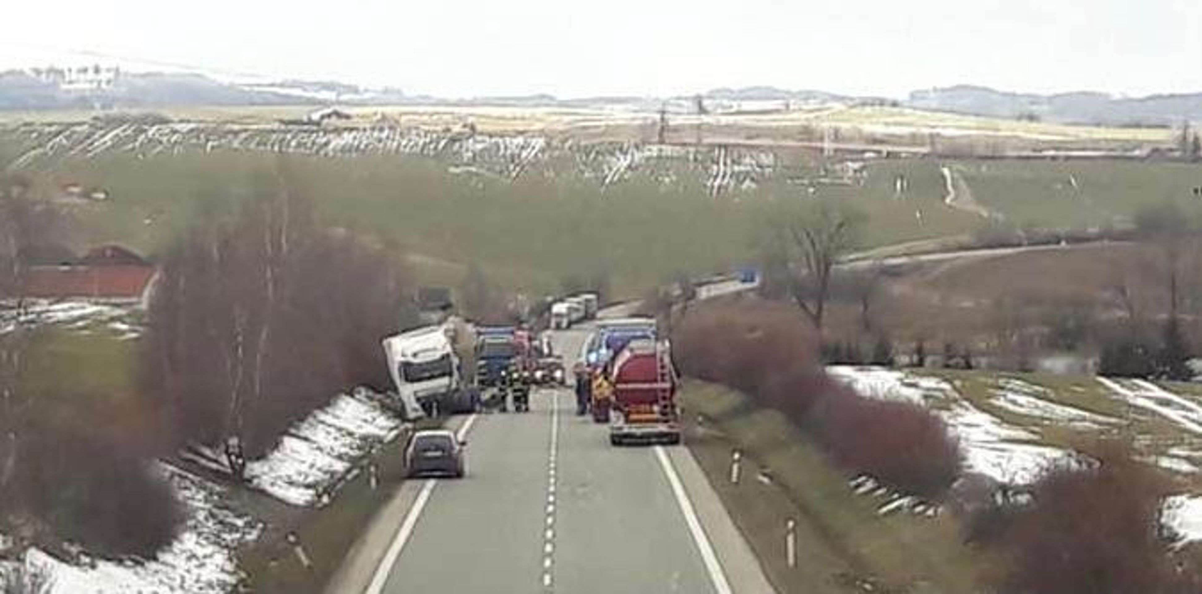 Smrtelná nehoda u Jihlavy, jeden člověk zemřel - 3 - GALERIE: Po nehodě u Jihlavy jeden mrtvý (1/4)