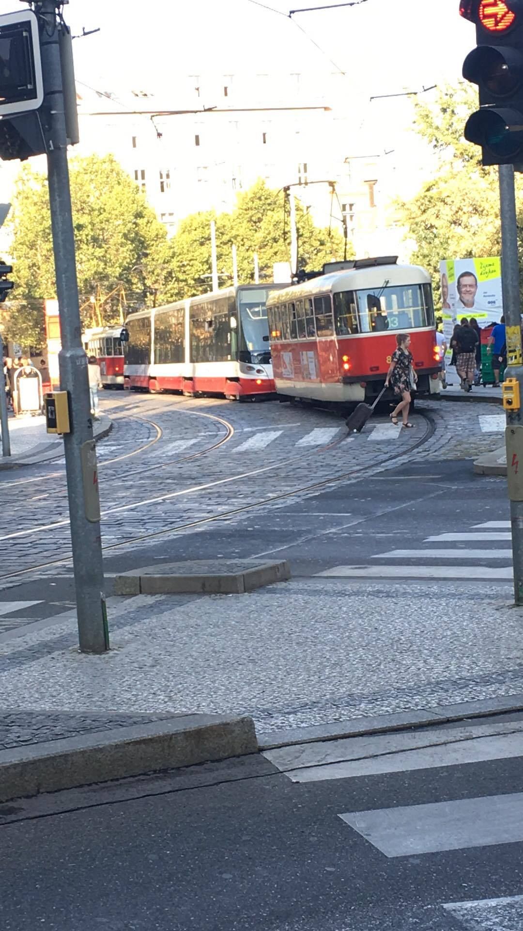 Kolaps dopravy v Praze kvůli spadlé troleji - 1 - GALERIE: Kolaps MHD v Praze kvůli spadlé troleji (1/7)