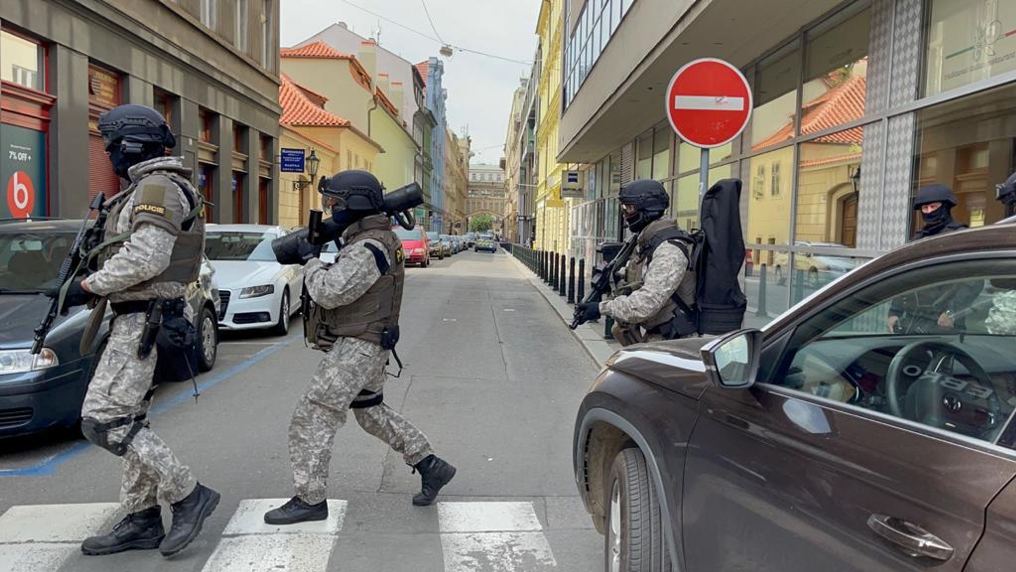 Ozbrojení útočníci v bytě v Praze - 6 - GALERIE: Ozbrojení útočníci v bytě v Praze (6/23)
