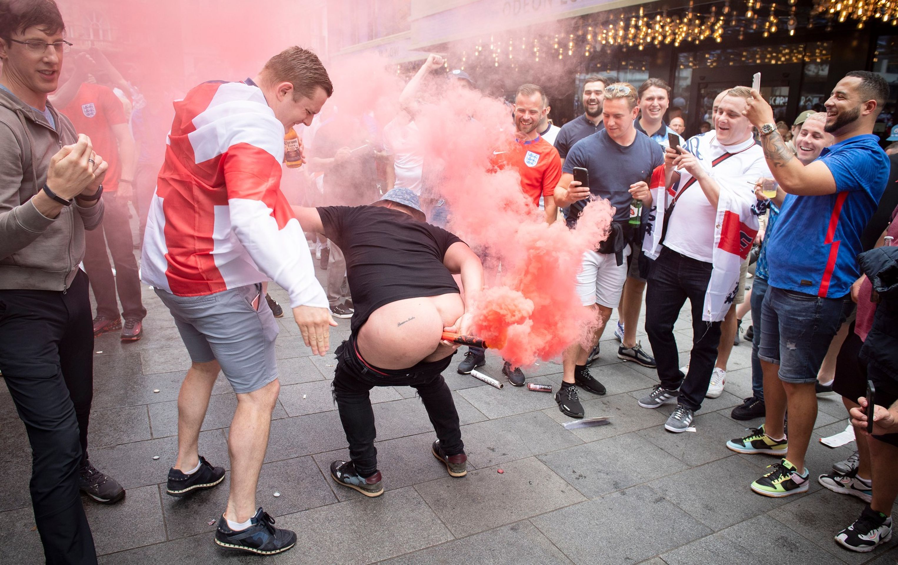 Odvážný kousek udělalo více fanoušků - GALERIE: Finále očima diváků: Dýmovnice v pozadí a další bizáry (10/12)