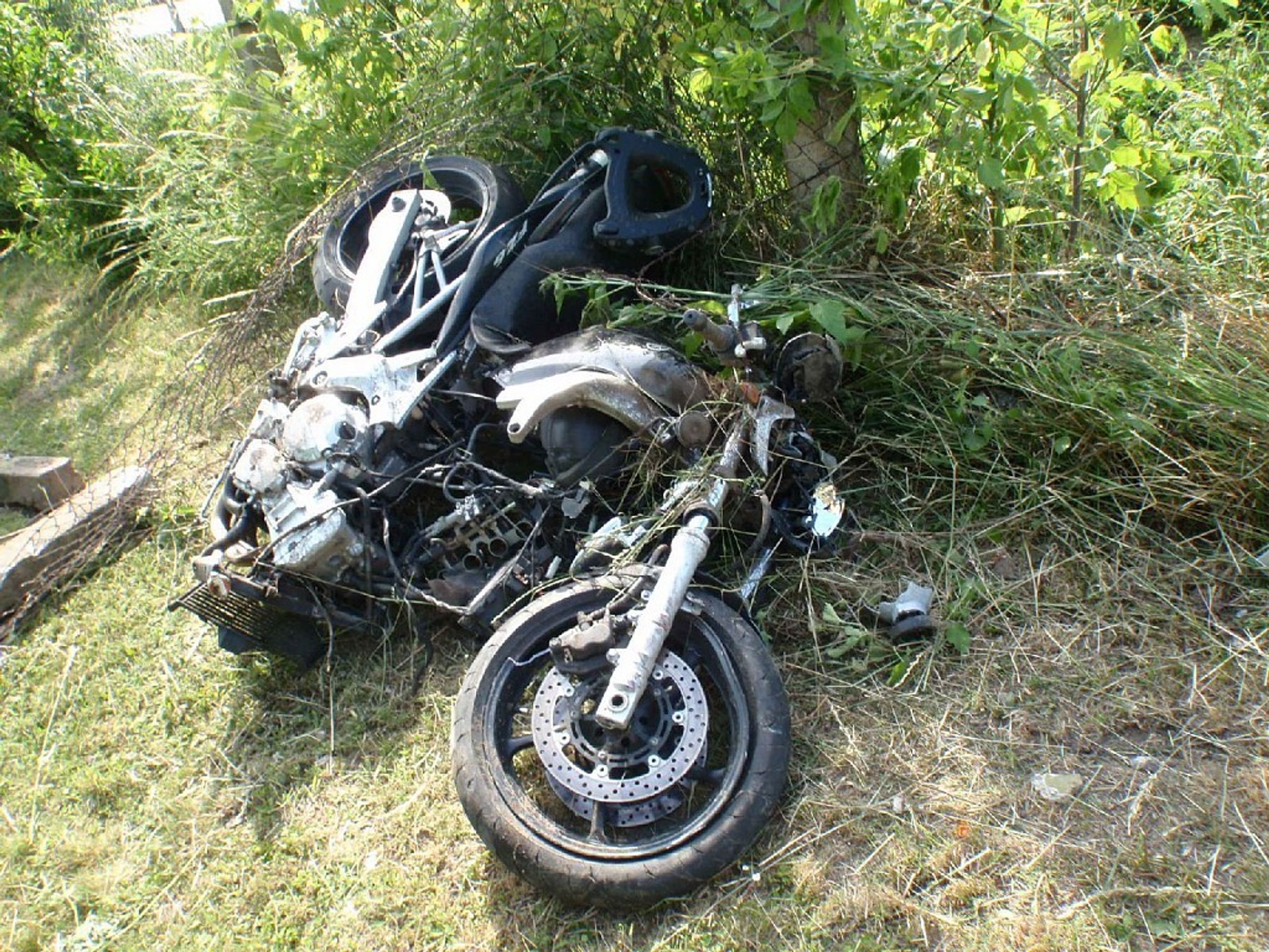 Pro těžce zraněného motorkáře letěl vrtulník - 3 - GALERIE: Pro těžce zraněného motorkáře letěl vrtulník (1/3)
