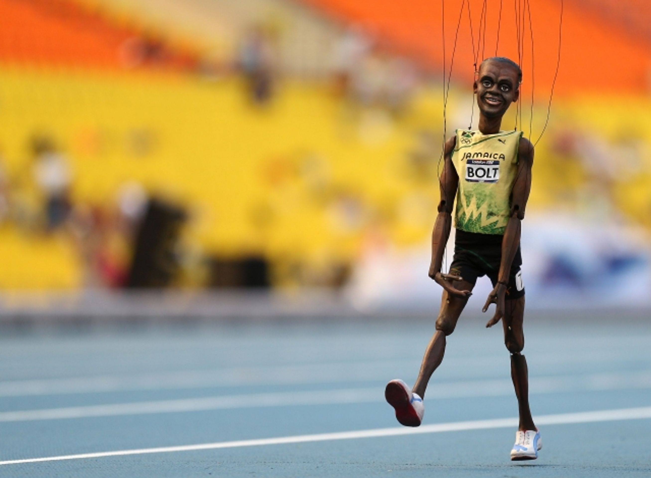 Usain Bolt jako loutka - GALERIE: Usain Bolt se na MS představil jako loutka (1/11)