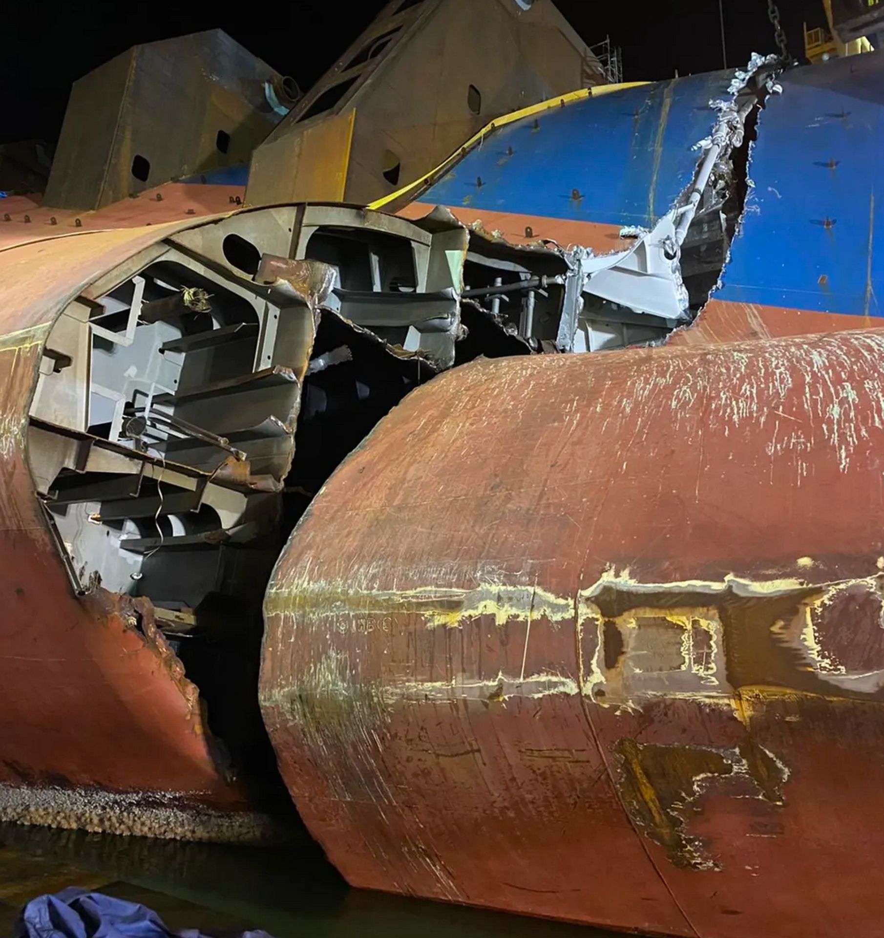 Útroby havarované lodi Golden Ray - Fotogalerie: Fascinující pohled do útrob ztroskotané lodi (3/19)