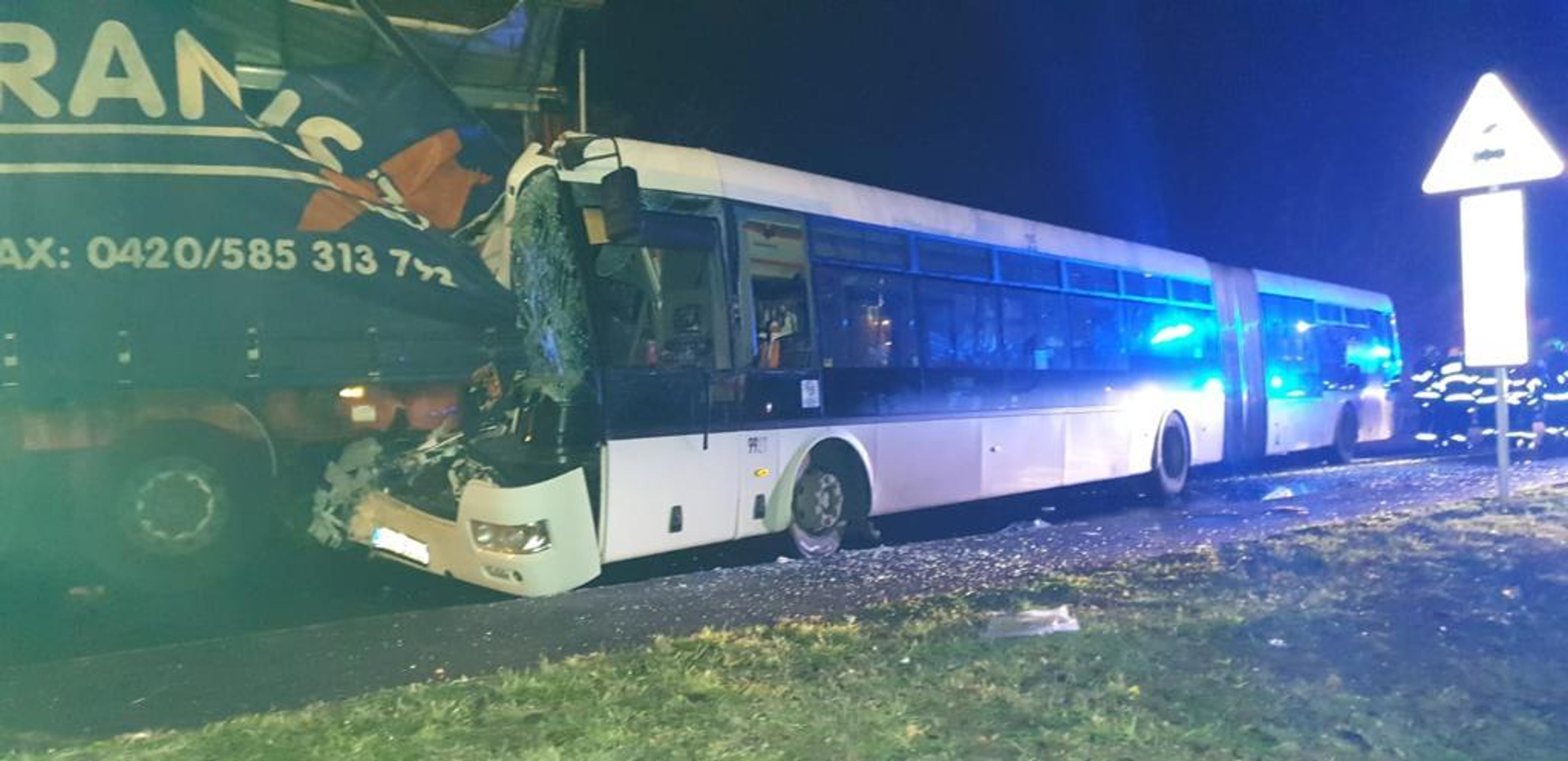 Nehoda autobusu v Horních Počernicích - 2 - GALERIE: Nehoda autobusu v Horních Počernicích (10/11)