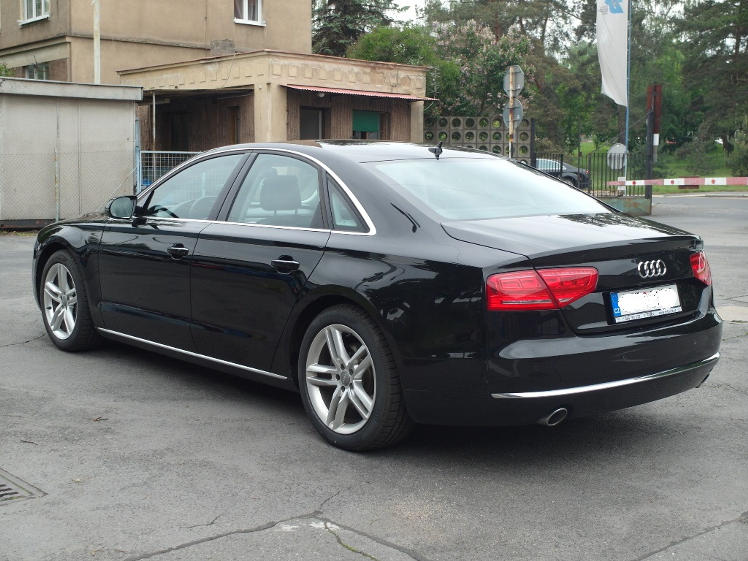 Audi A8 - GALERIE: Mafiánská Audi A8 na prodej (2/5)