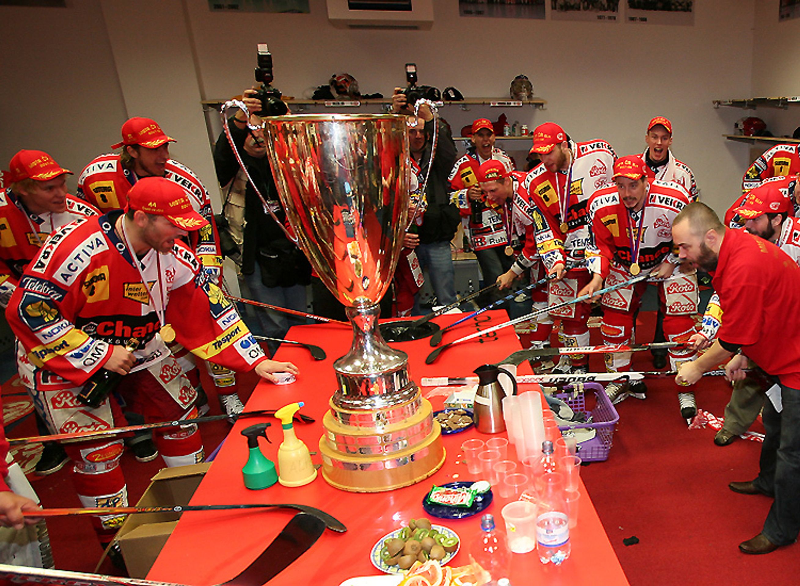 HC Slavia Praha získala mistrovský titul - VIDEO: Jak se slaví hokejový titul? (2/4)