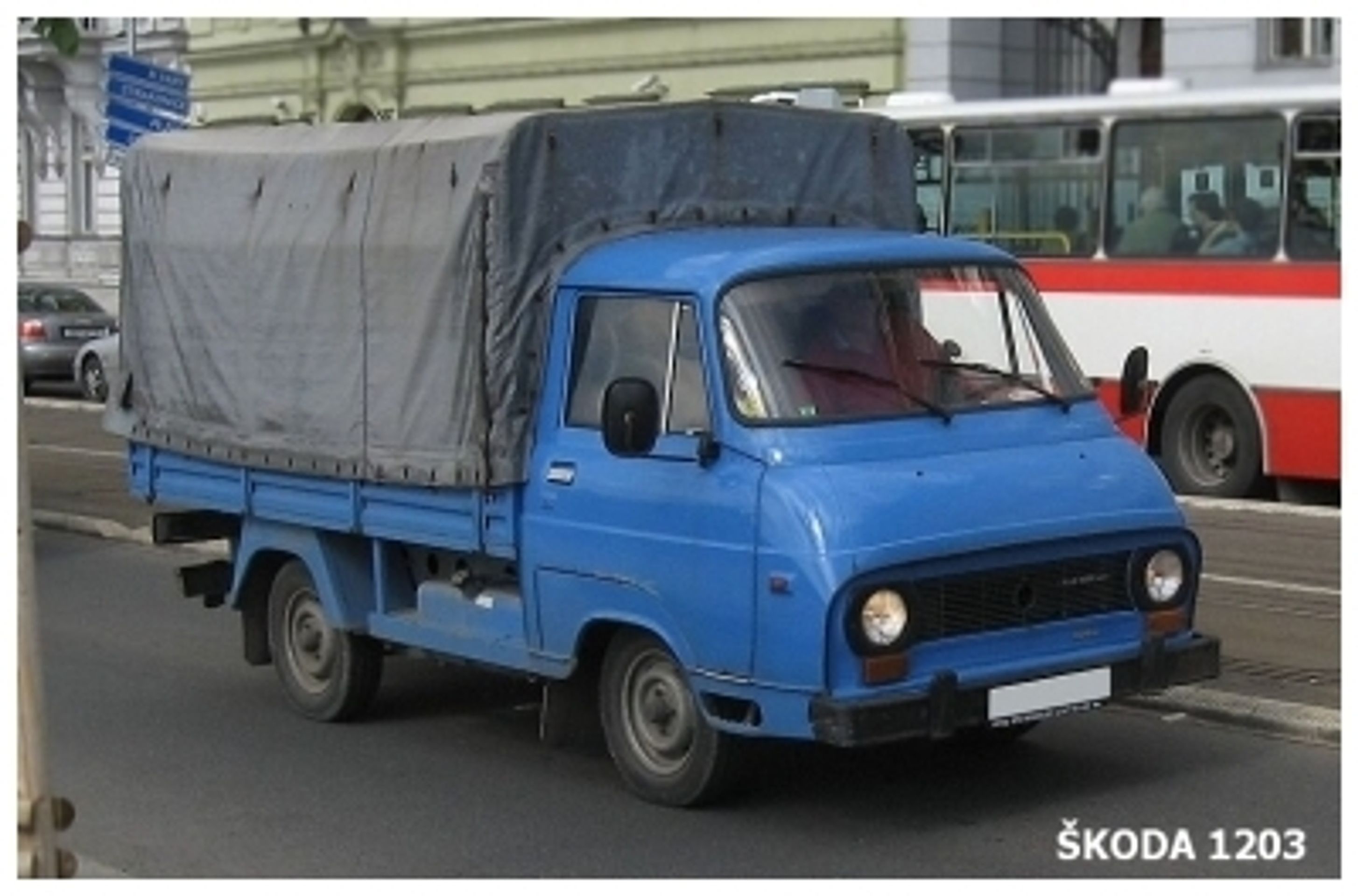 Kultovní Škoda 1203 - 79 - Fotogalerie: Kultovní “dvanda“ slaví. Podívejte se na originální úpravy (32/39)