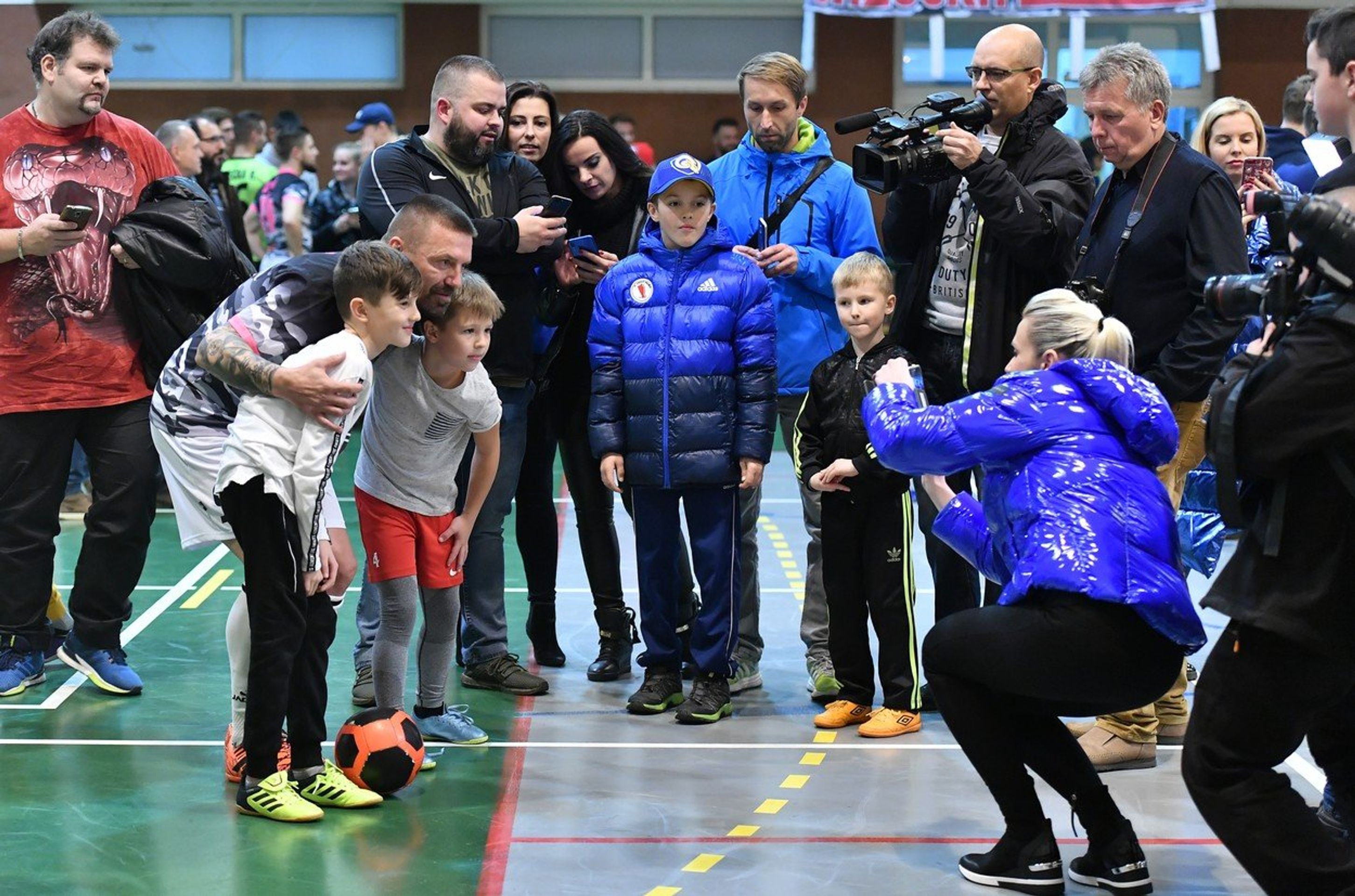 Po zápase se Řepka fotil s fanoušky - GALERIE: Tomáš Řepka si zahrál futsal proti Slavii (4/5)