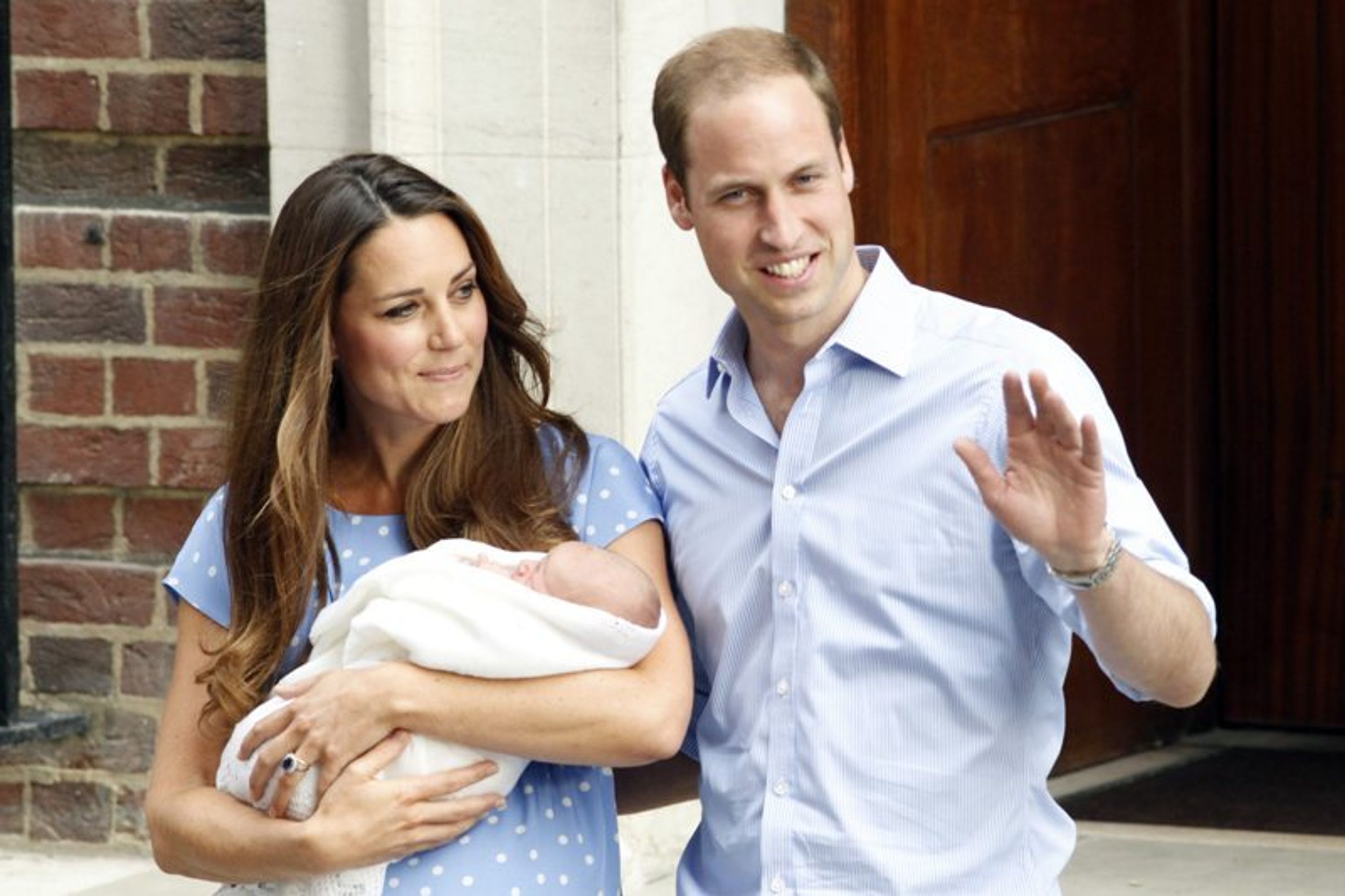 Královské dítě Williama a Kate - 2 - GALERIE: Kate a William ukázali dědice trůnu světu (23/24)