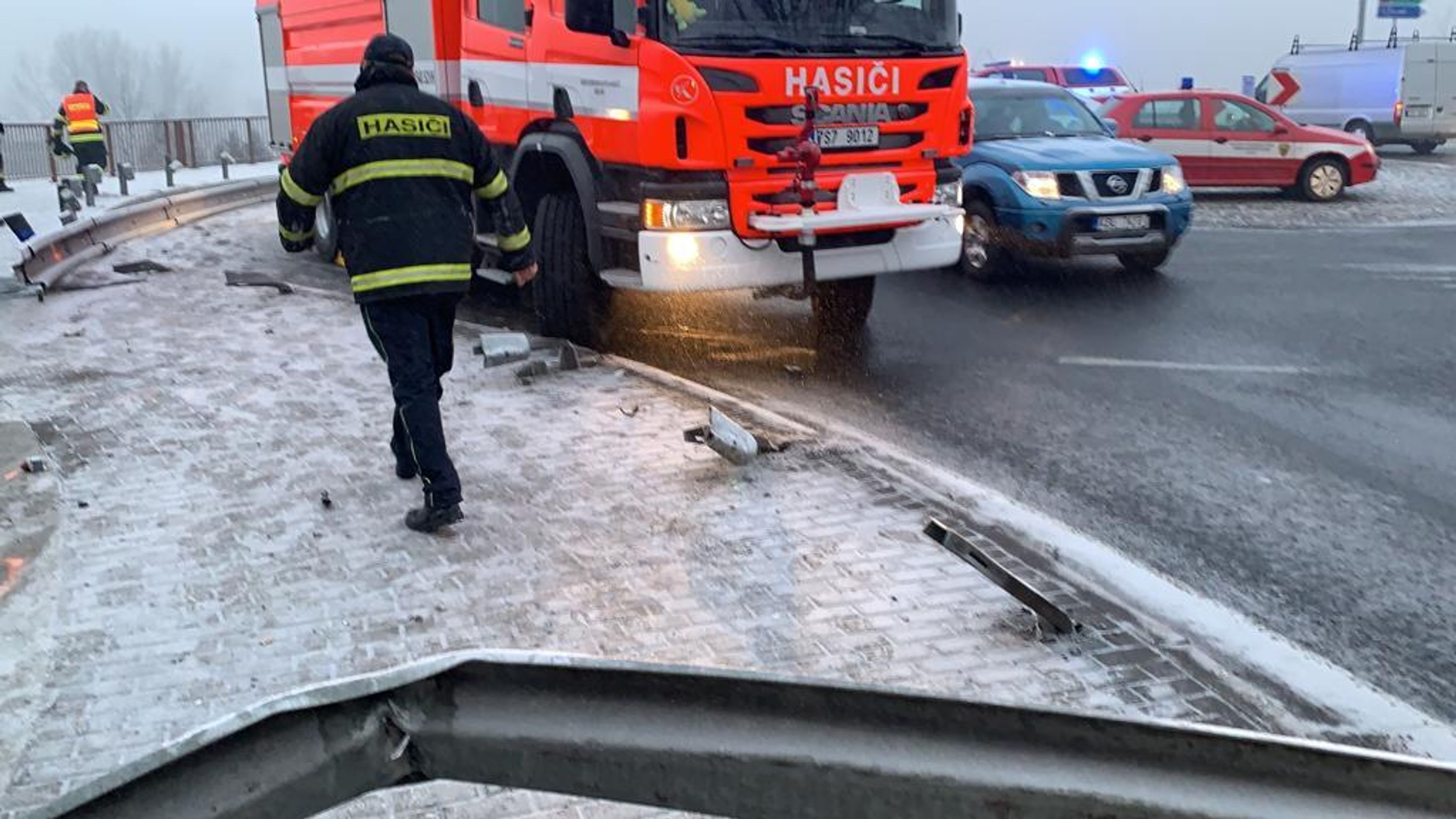 Vážná nehoda autobusu v Mělníku - 9 - GALERIE: V Mělníku se zřítil autobus z mostu (9/9)