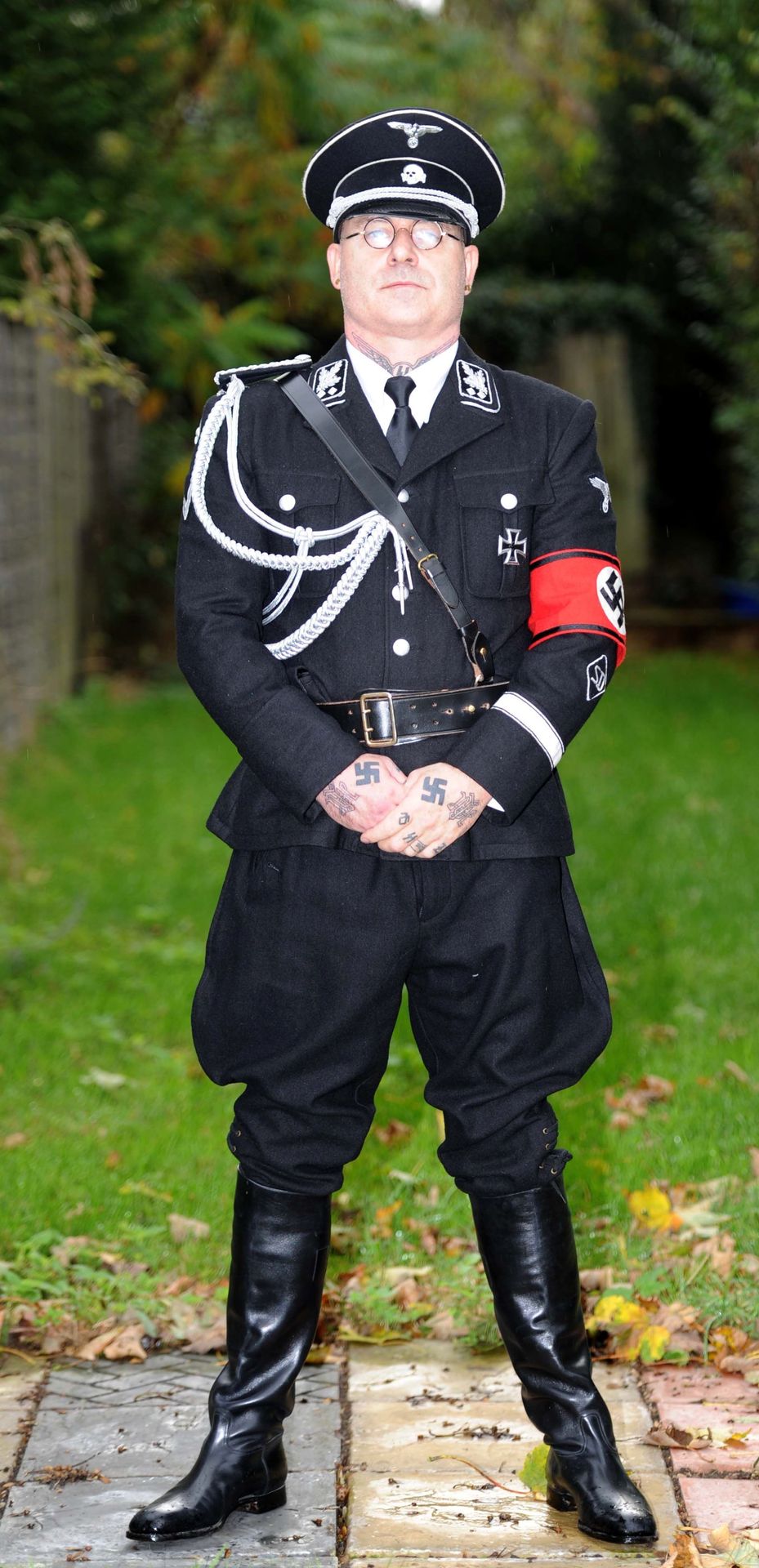 Paul Dutton miluje Hitlera - 1 - GALERIE: Zbláznil se? Muž běžně chodí v nacistické uniformě a zbožňuje Hitlera (6/6)