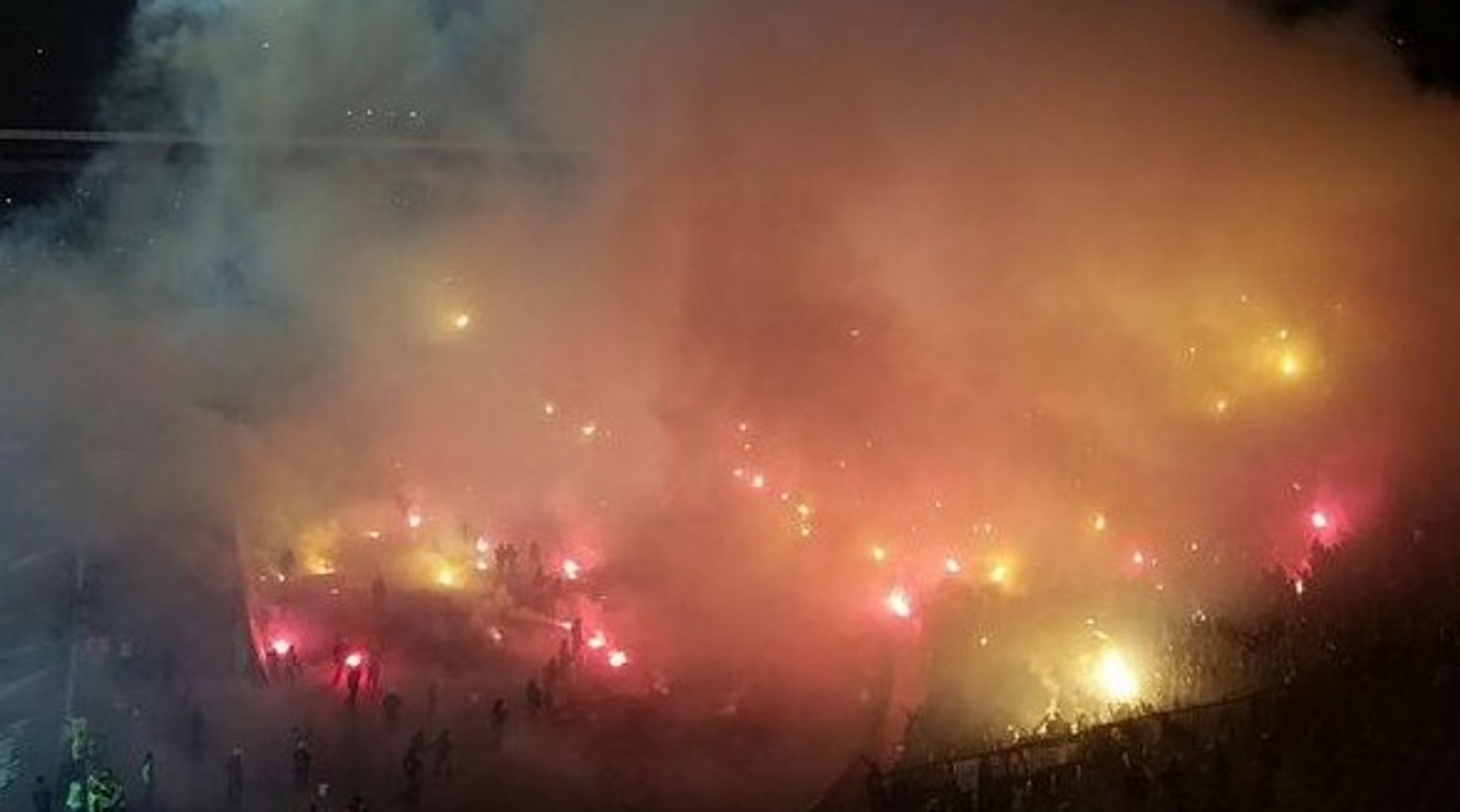 Partizan - Crvena Zvezda 2 - Fotogalerie: Řádění fanoušků při bělehradském derby (1/8)