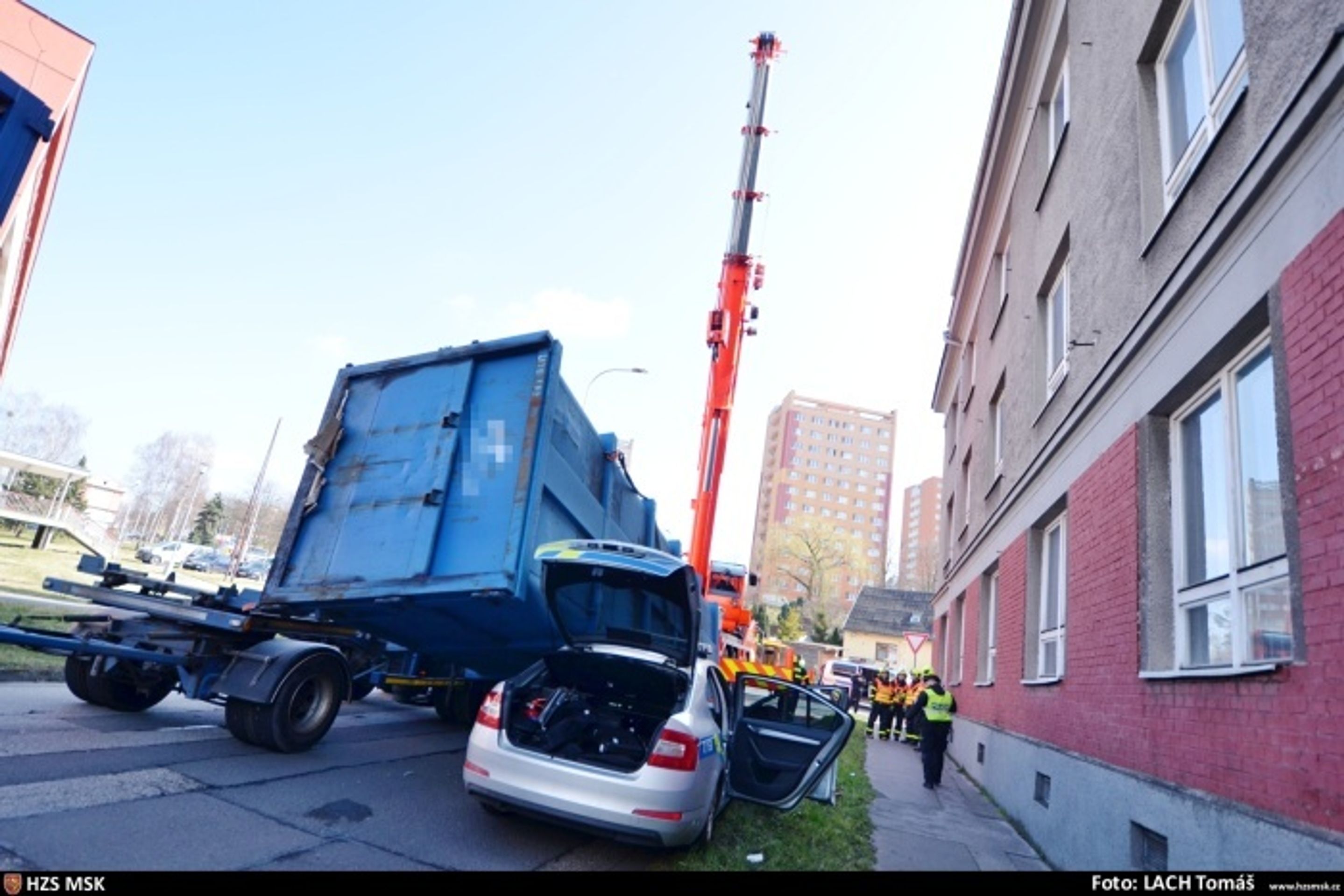 Kontejner v Ostravě spadl na policejní auto - 19 - GALERIE: Kontejner v Ostravě spadl na policejní auto (19/24)
