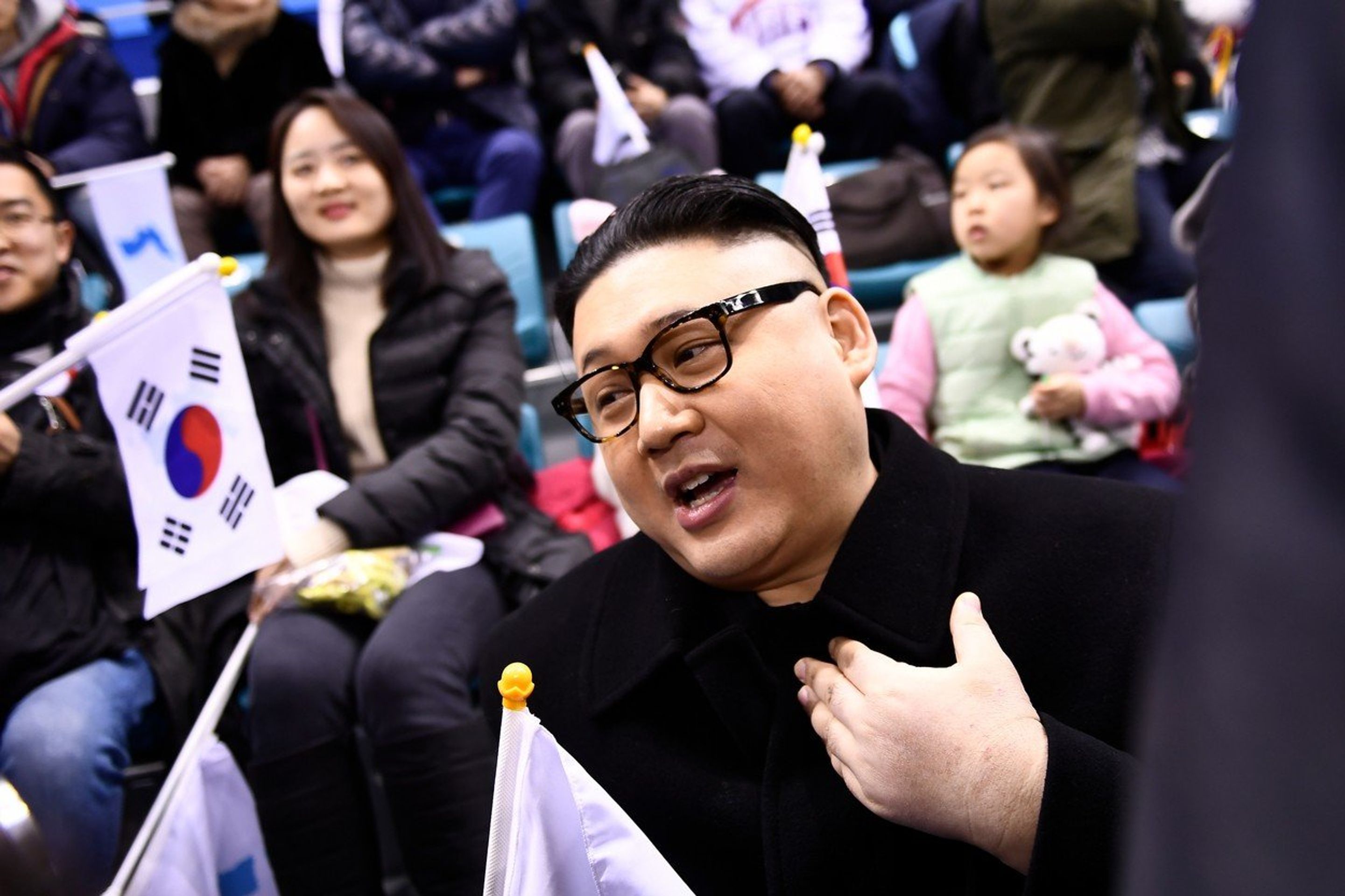 Dvojník Kim Čong-una - GALERIE: Dvojník vůdce KLDR v dějišti olympijských her (1/4)