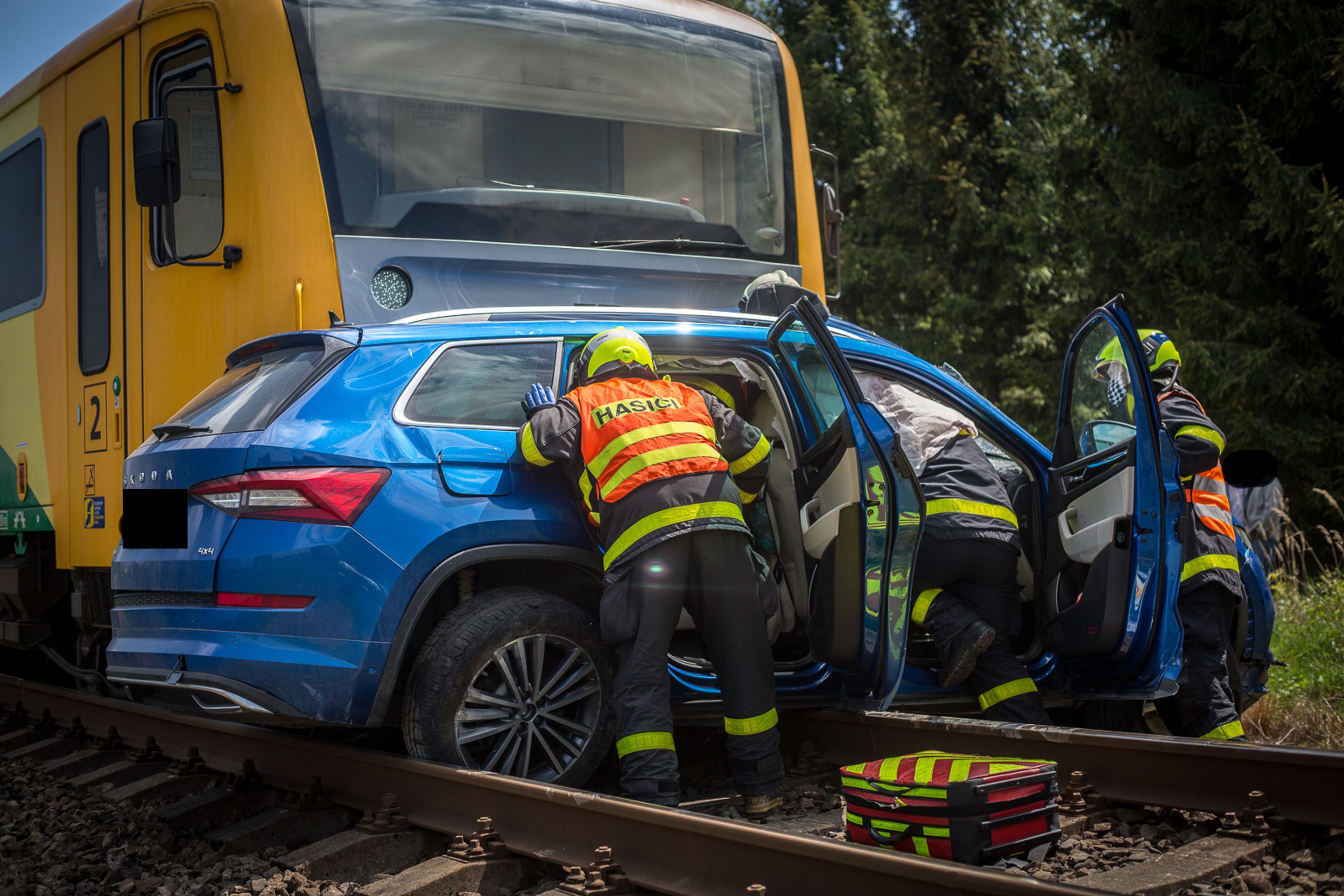 Vlak na Frýdecko-Místecku smetl auto, řidičku vyprošťovali - 2 - GALERIE: Vlak na Frýdecko-Místecku smetl auto, řidičku vyprošťovali (3/4)